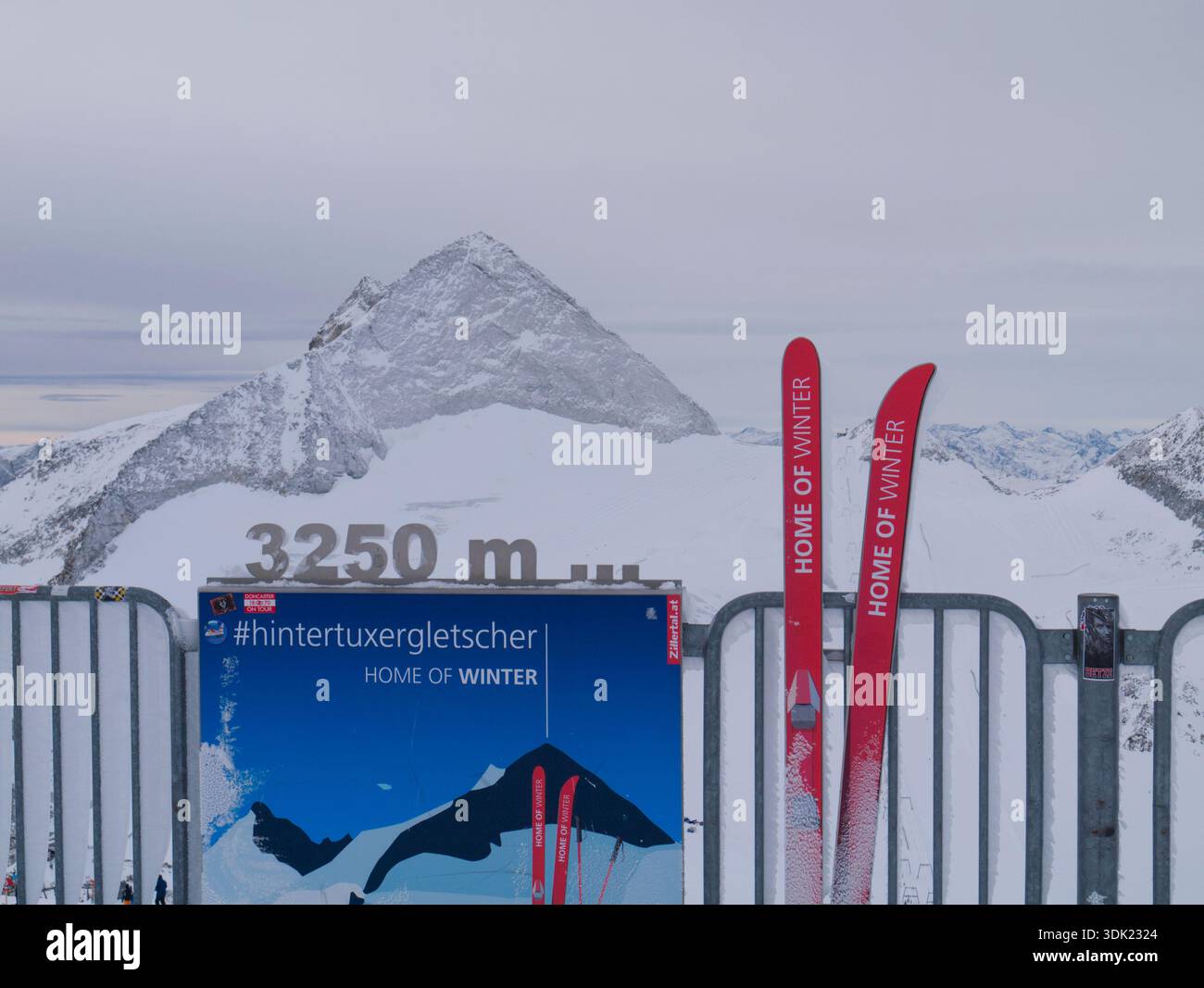 Plate-forme d'observation du glacier Hintertux en hiver, Autriche Banque D'Images