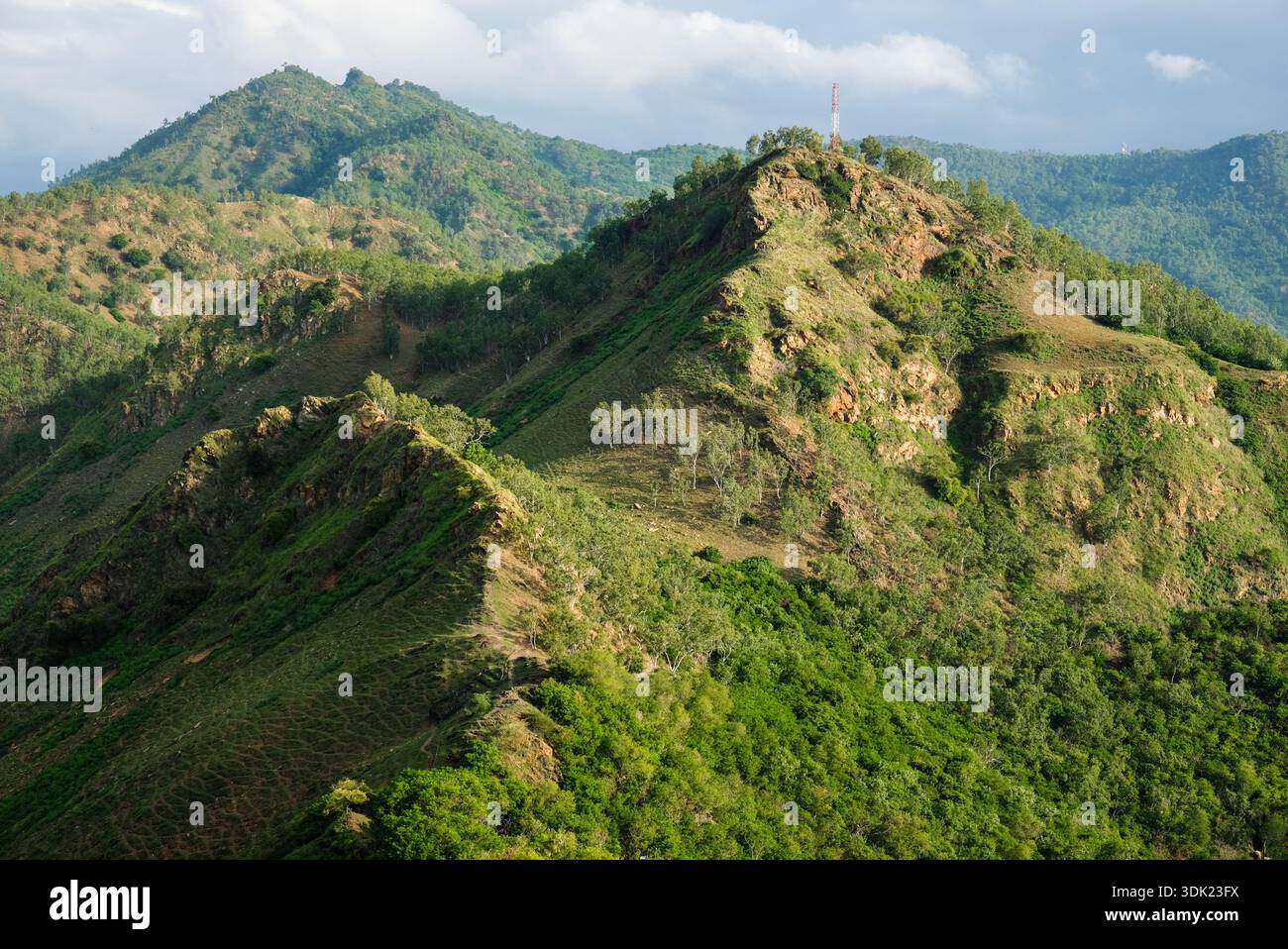 Belle vue sur les collines Cristo Rei à Dili, Timor Leste. Banque D'Images