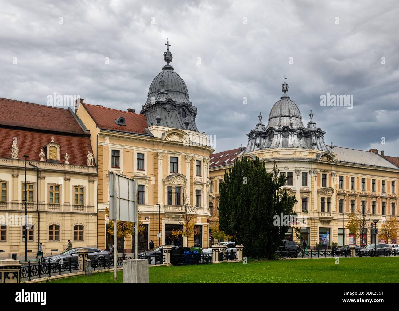 Cluj-Napoca, Roumanie - octobre 18.2025. un palais blanc historique orné avec un dôme d'angle proéminent et des colonnes classiques à une intersection de la ville Banque D'Images