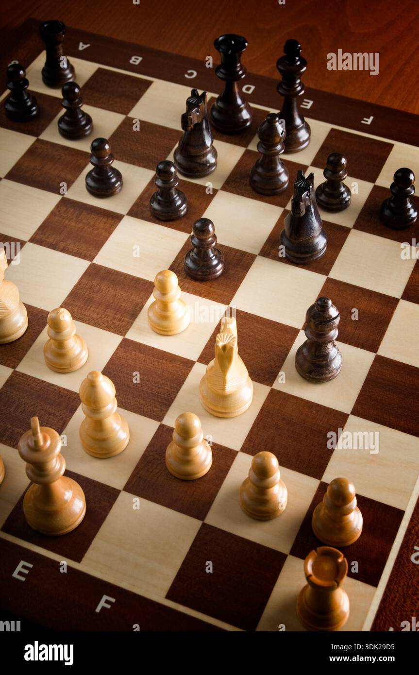 Pièces d'échecs en bois sur un échiquier représentant la stratégie, la planification et la prise de décision dans un jeu compétitif Banque D'Images