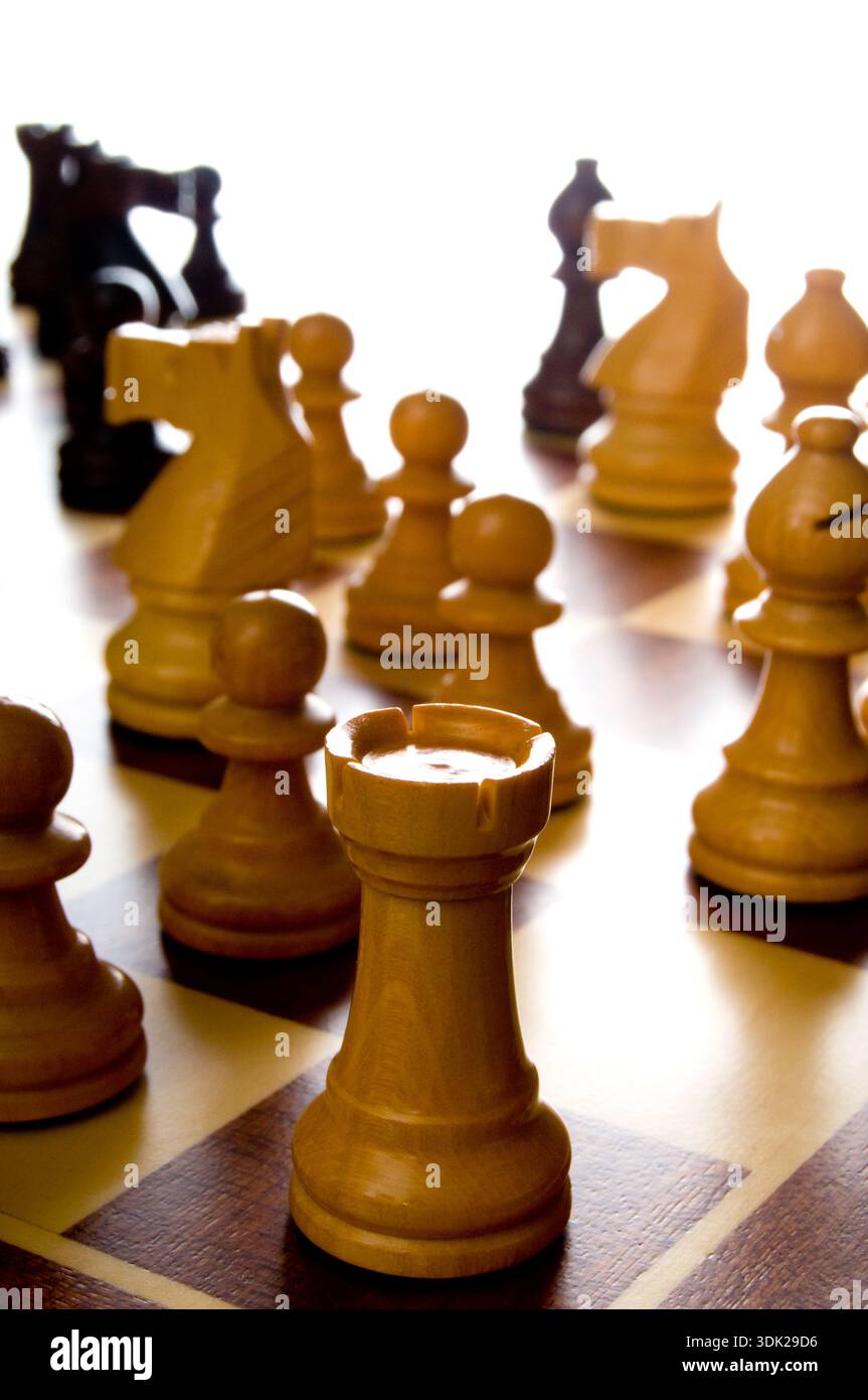 Pièces d'échecs en bois sur un échiquier représentant la stratégie, la planification et la prise de décision dans un jeu compétitif Banque D'Images