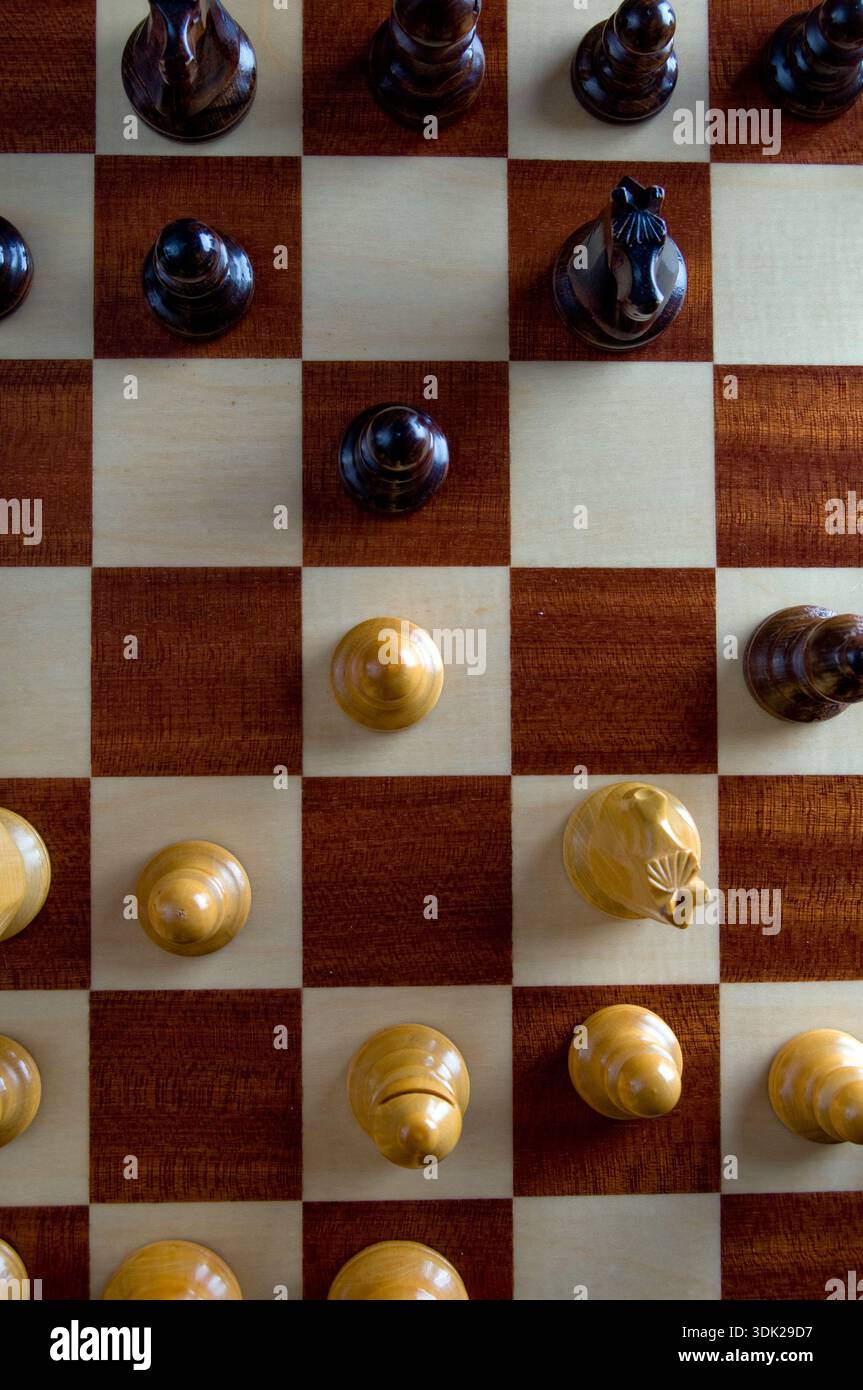 Pièces d'échecs en bois sur un échiquier représentant la stratégie, la planification et la prise de décision dans un jeu compétitif Banque D'Images