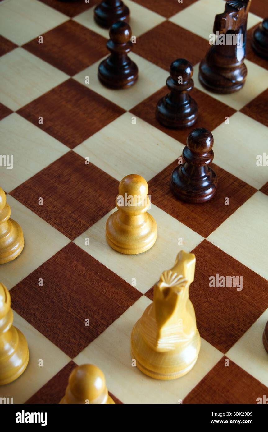 Pièces d'échecs en bois sur un échiquier représentant la stratégie, la planification et la prise de décision dans un jeu compétitif Banque D'Images