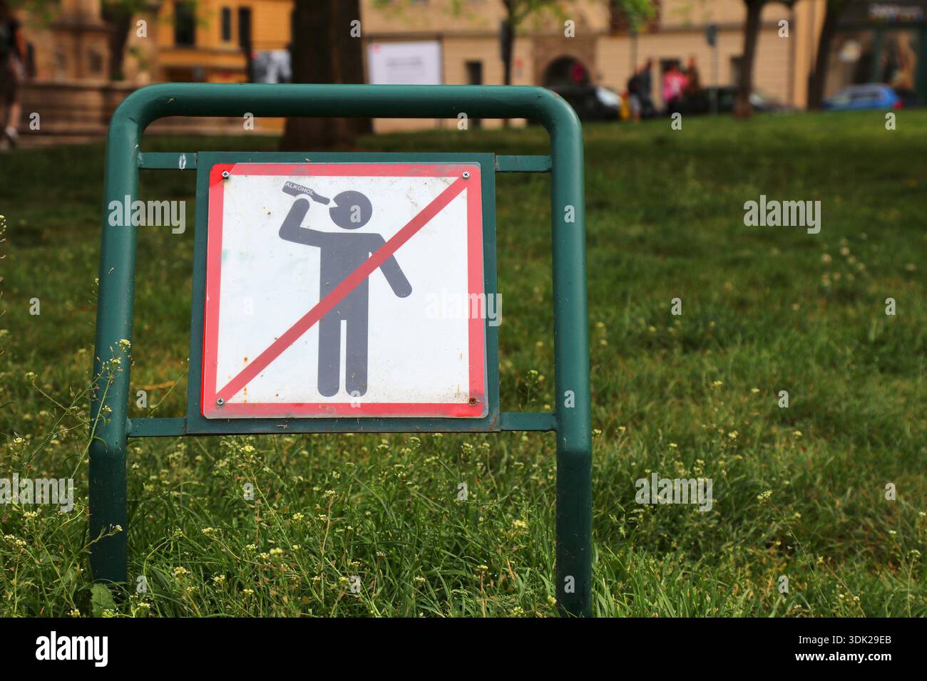 Consommation d'alcool interdite dans le parc public. Panneau d'interdiction dans l'espace public de la ville à Prague, République tchèque. Banque D'Images