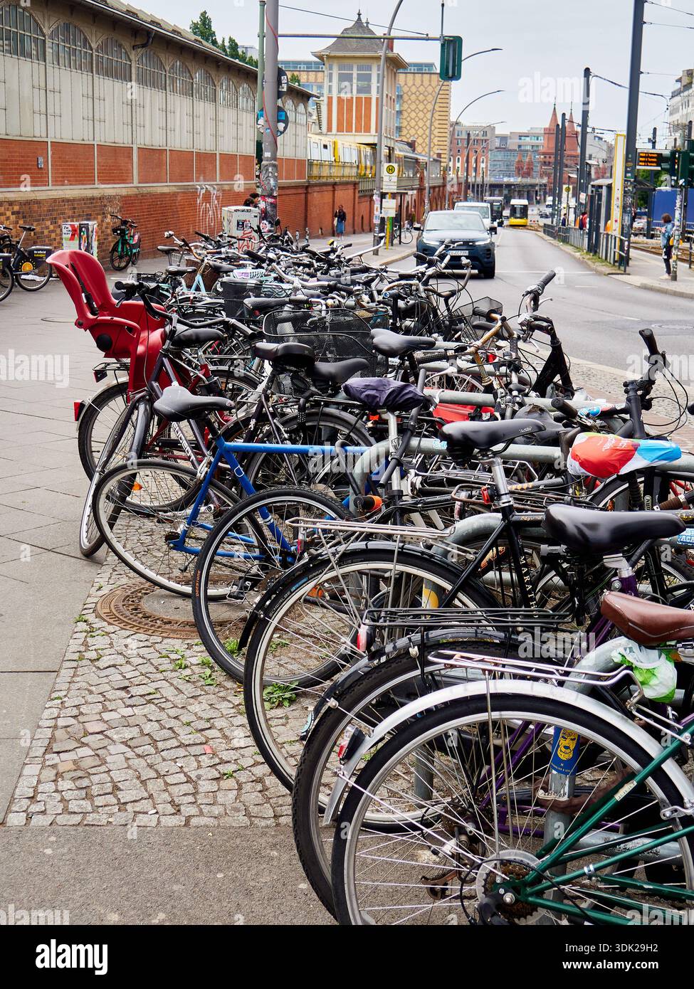 Rangées de vélos garés dans une rue de la ville à Berlin, Allemagne Banque D'Images