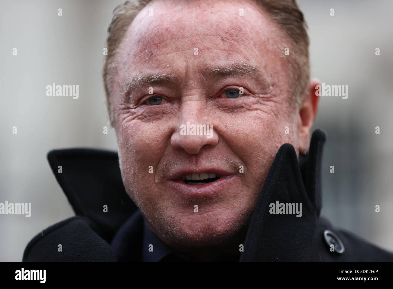 Michael Flatley s'adressant à des membres des médias devant la haute Cour de Belfast, après qu'un ordre juridique l'empêchant de s'engager avec la production Lord of the Dance a été annulé. Jeudi, à la Cour de chancellerie des cours royales de justice, le juge Simpson a libéré une injonction temporaire qui avait été obtenue contre le danseur et chorégraphe. Date de la photo : jeudi 29 janvier 2026. Banque D'Images