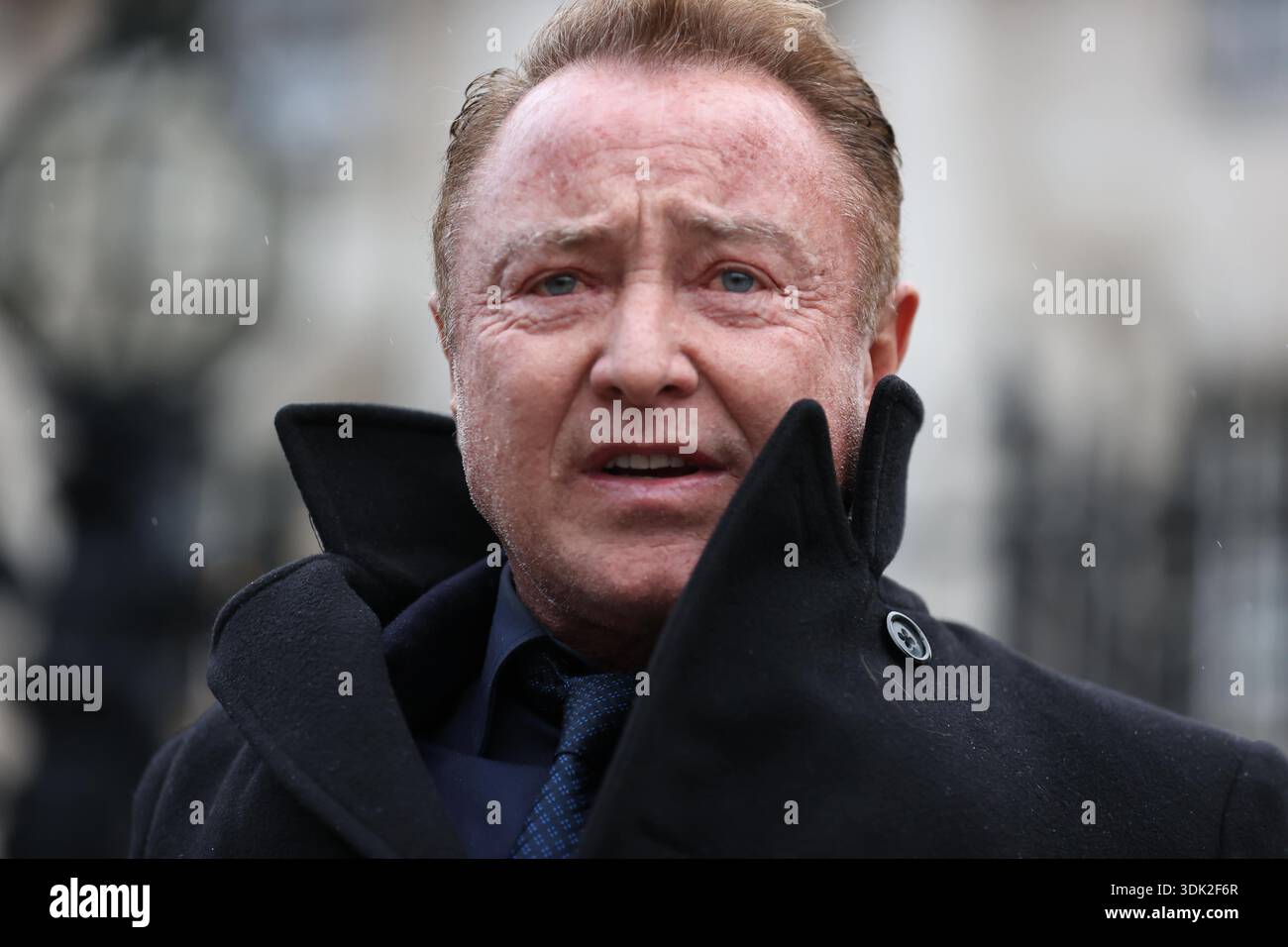 Michael Flatley s'adressant à des membres des médias devant la haute Cour de Belfast, après qu'un ordre juridique l'empêchant de s'engager avec la production Lord of the Dance a été annulé. Jeudi, à la Cour de chancellerie des cours royales de justice, le juge Simpson a libéré une injonction temporaire qui avait été obtenue contre le danseur et chorégraphe. Date de la photo : jeudi 29 janvier 2026. Banque D'Images