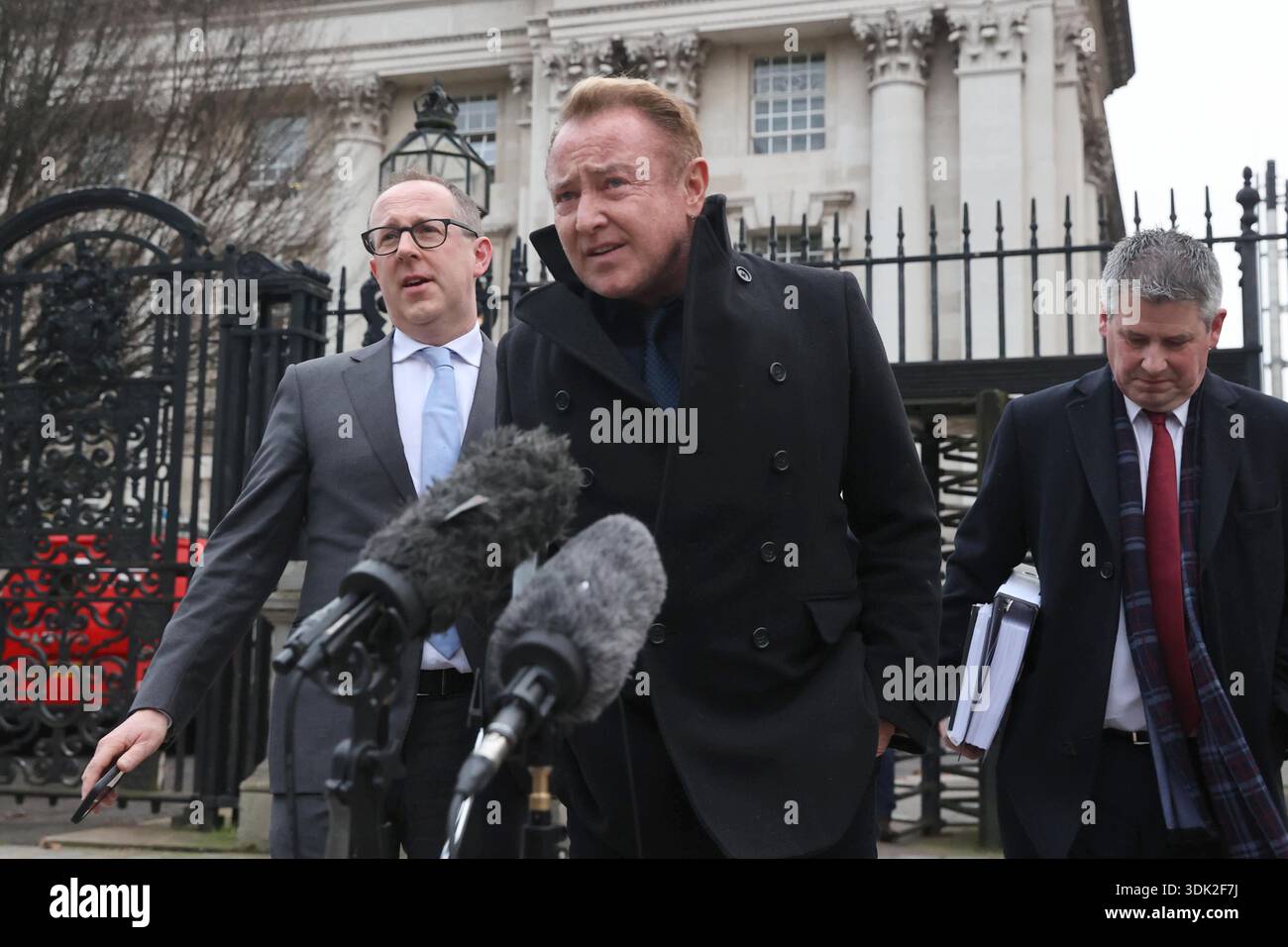 Michael Flatley s'adressant à des membres des médias devant la haute Cour de Belfast, après qu'un ordre juridique l'empêchant de s'engager avec la production Lord of the Dance a été annulé. Jeudi, à la Cour de chancellerie des cours royales de justice, le juge Simpson a libéré une injonction temporaire qui avait été obtenue contre le danseur et chorégraphe. Date de la photo : jeudi 29 janvier 2026. Banque D'Images