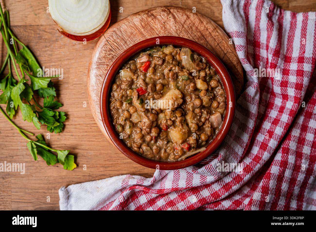 soupe de lentilles maison et ragoût dans la casserole gros plan sur la table en bois avec nappe Banque D'Images
