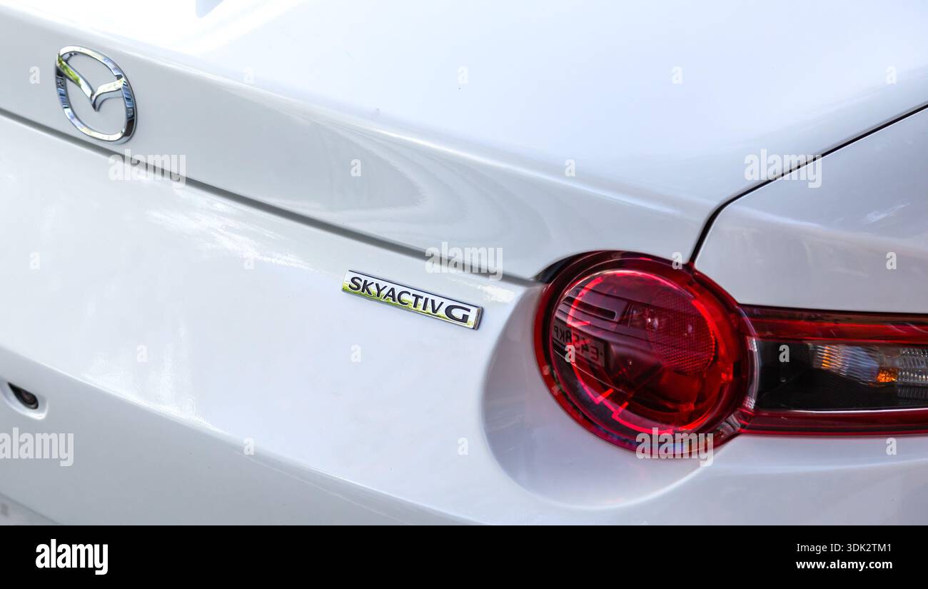 Samara, Russie - 25 mai 2024 : gros plan du logo Skyactiv-G sur la carrosserie élégante d'une nouvelle Mazda 3 Banque D'Images