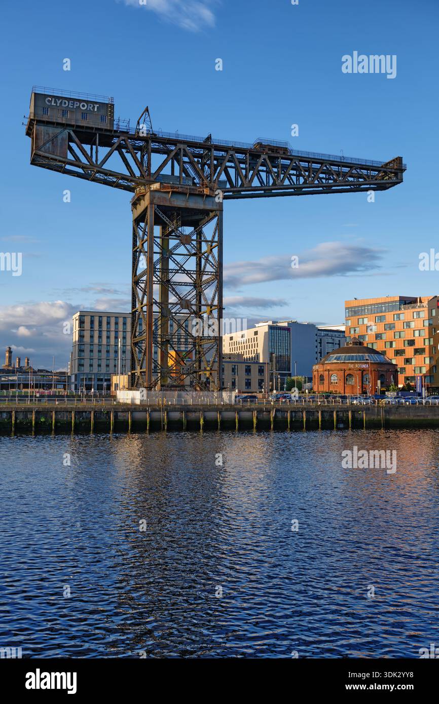 Coucher de soleil à la grue de Finnieston à River Clyde dans la ville de Glasgow, Écosse, Royaume-Uni. Grosse grue en porte-à-faux de 1931. Banque D'Images