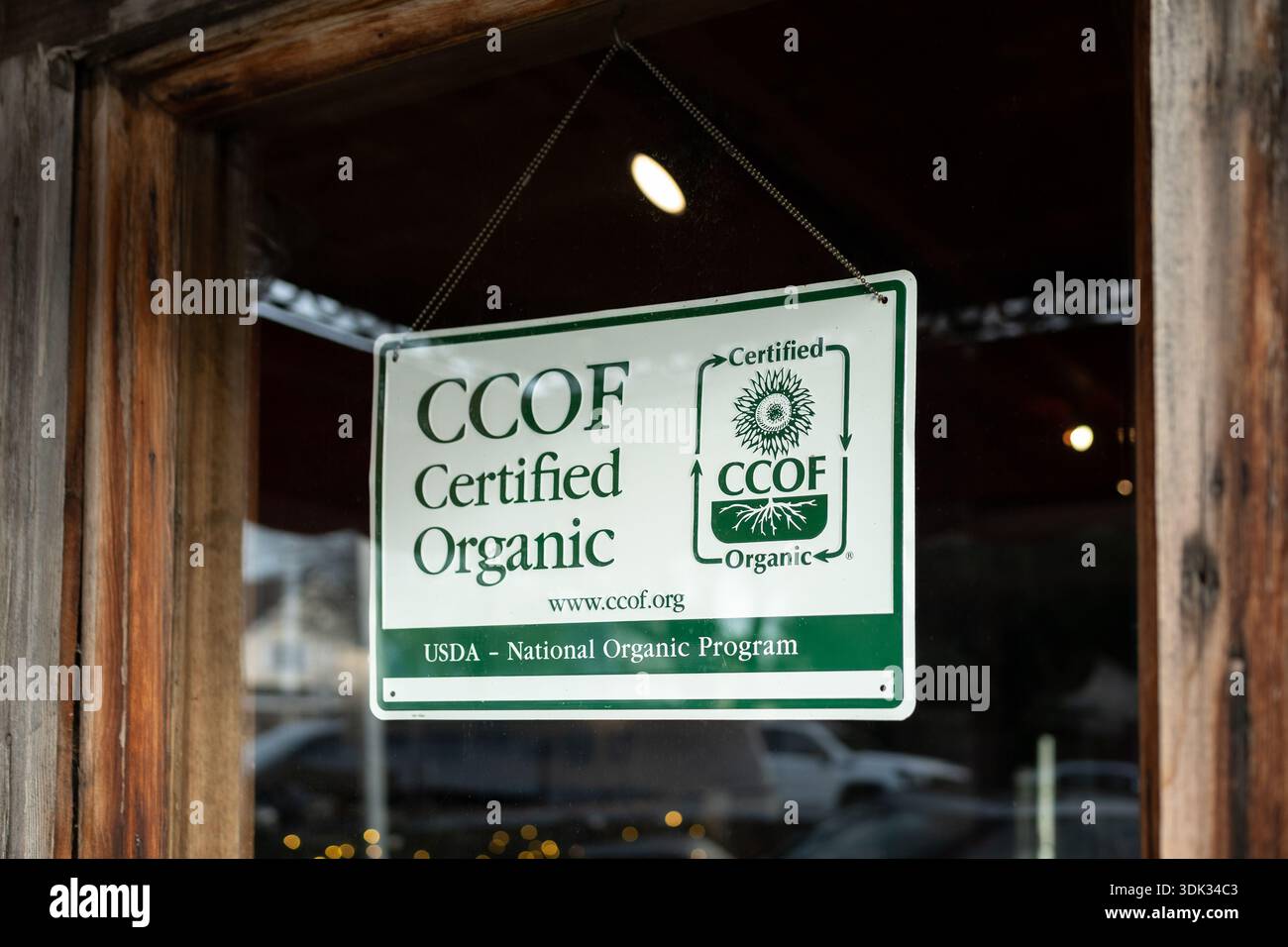 California Certified Organic Farmers CCOF signe accroché dans la vitrine du magasin, Los Olivos, Californie, États-Unis Banque D'Images