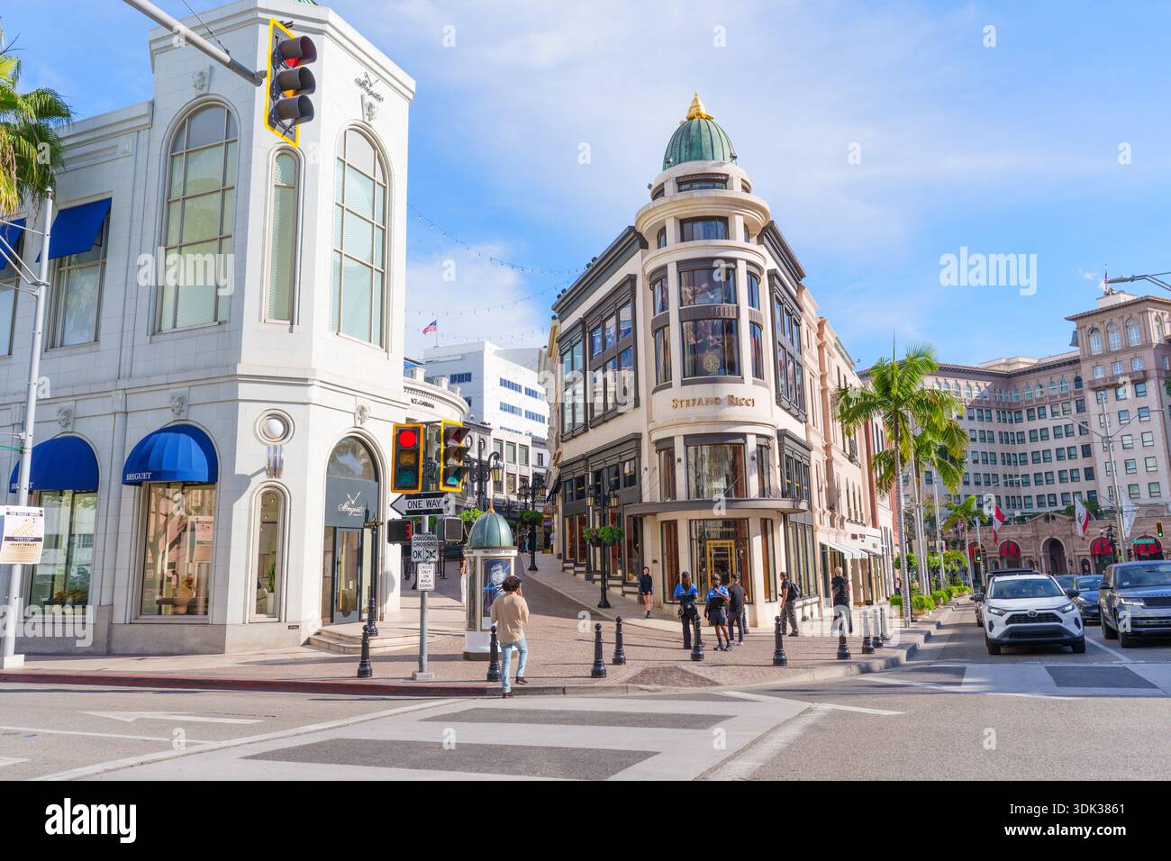Beverly Hills, Californie - 21 janvier 2026 : devantures de magasins de luxe, y compris Stefano Ricci et Breguet, ligne Rodeo Drive à Beverly Hills, Californie, Banque D'Images