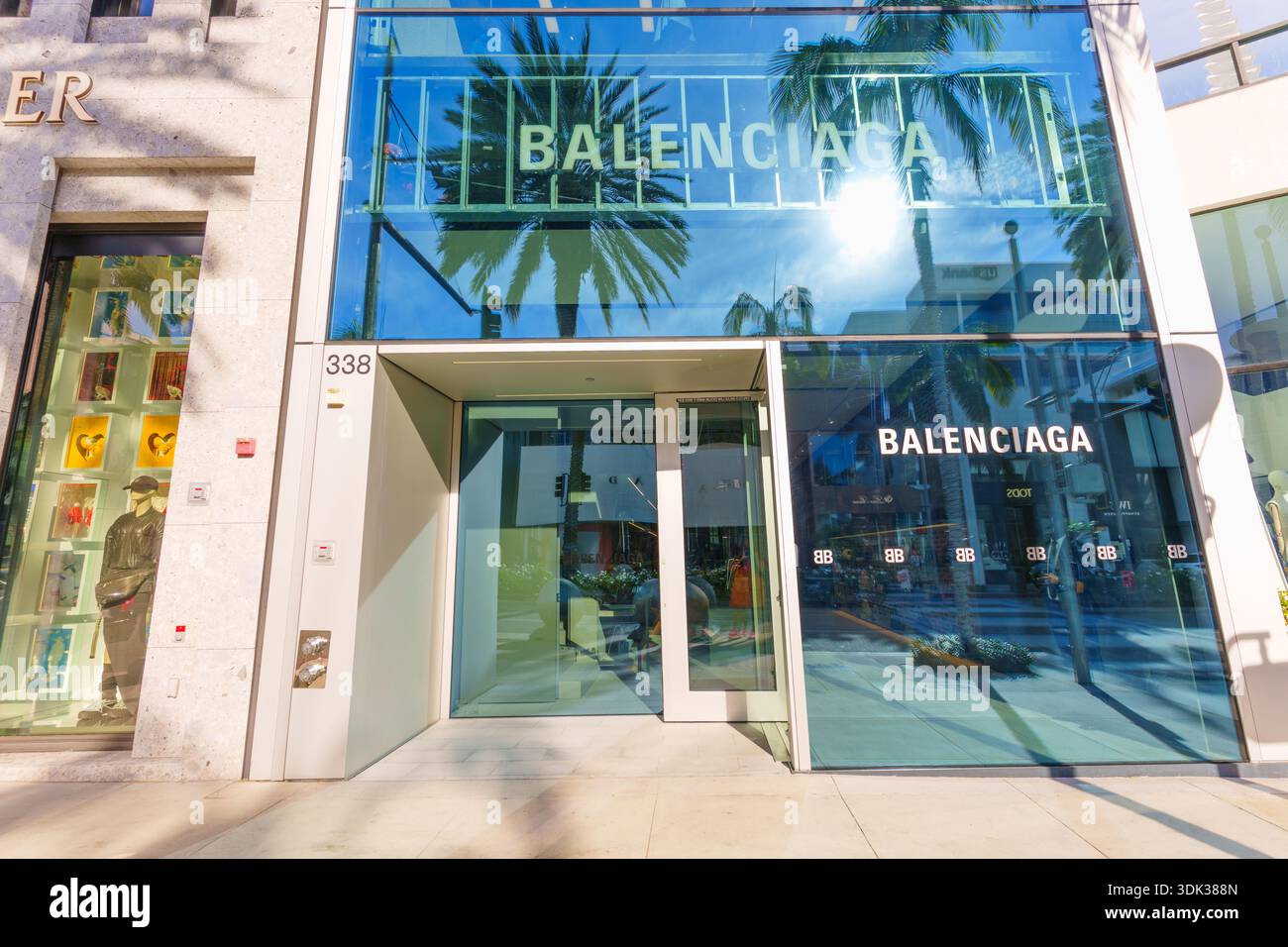 Beverly Hills, Californie - 21 janvier 2026 : vitrine moderne de la boutique Balenciaga sur Rodeo Drive à Beverly Hills, Californie, avec réf Banque D'Images