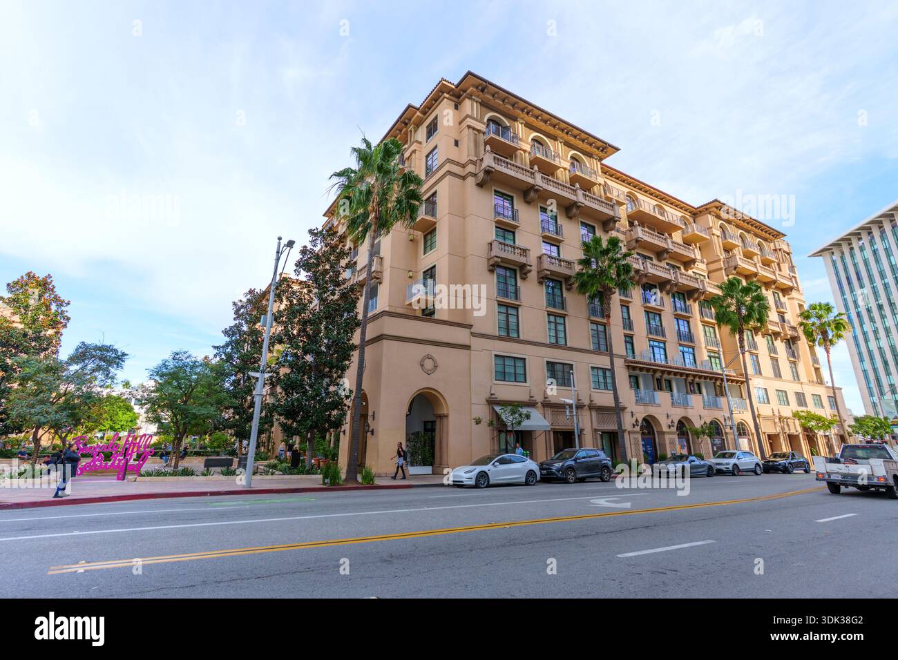 Beverly Hills, Californie - 21 janvier 2026 : élégante architecture de renouveau espagnol de l'hôtel Maybourne Beverly Hills, avec ses palmiers et son luxe Banque D'Images