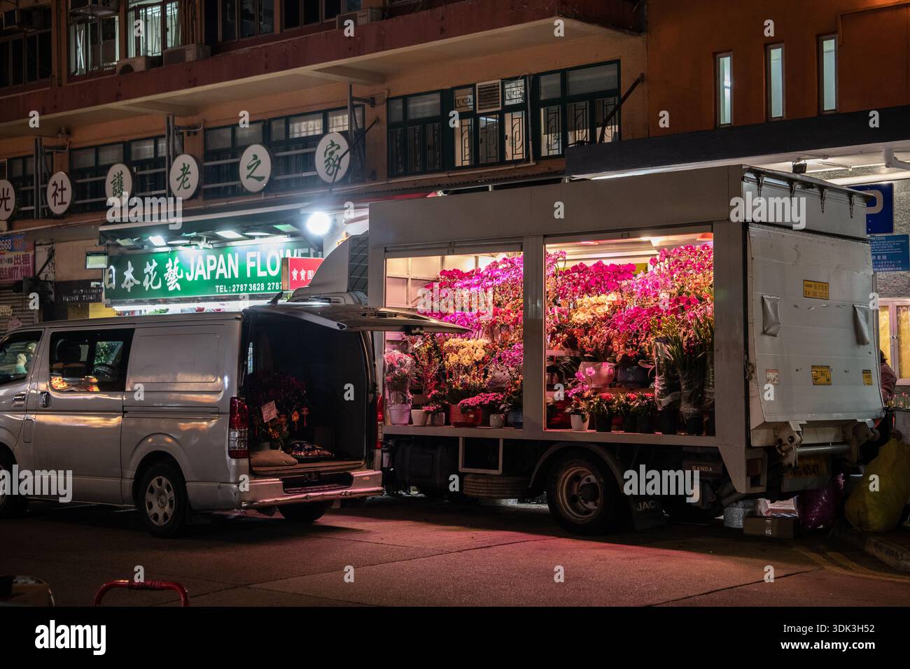 Un camion de livraison plein de fleurs tard dans la nuit sur Flower Market Road à Hong Kong, en Chine. Banque D'Images