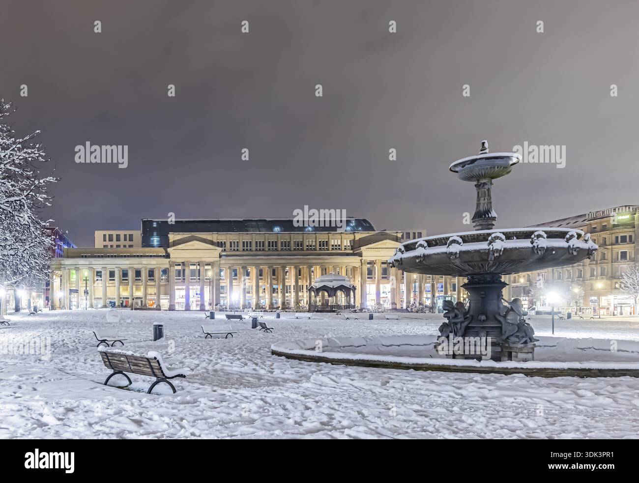 Hiver à Stuttgart. Il a neigé toute la nuit et la ville est blanche et hivernale tôt le matin. Place du Palais avec bâtiment royal. Stuttgart, Baden-Wuertt Banque D'Images