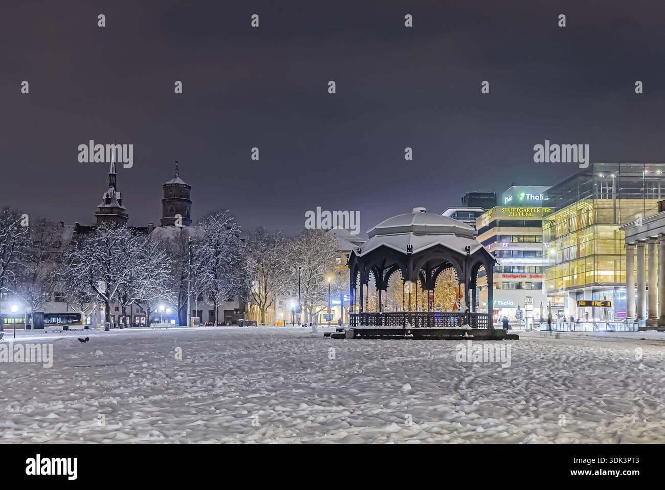 Hiver à Stuttgart. Il a neigé toute la nuit et la ville est blanche et hivernale tôt le matin. Place du Palais avec kiosque à musique, église collégiale et art mu Banque D'Images