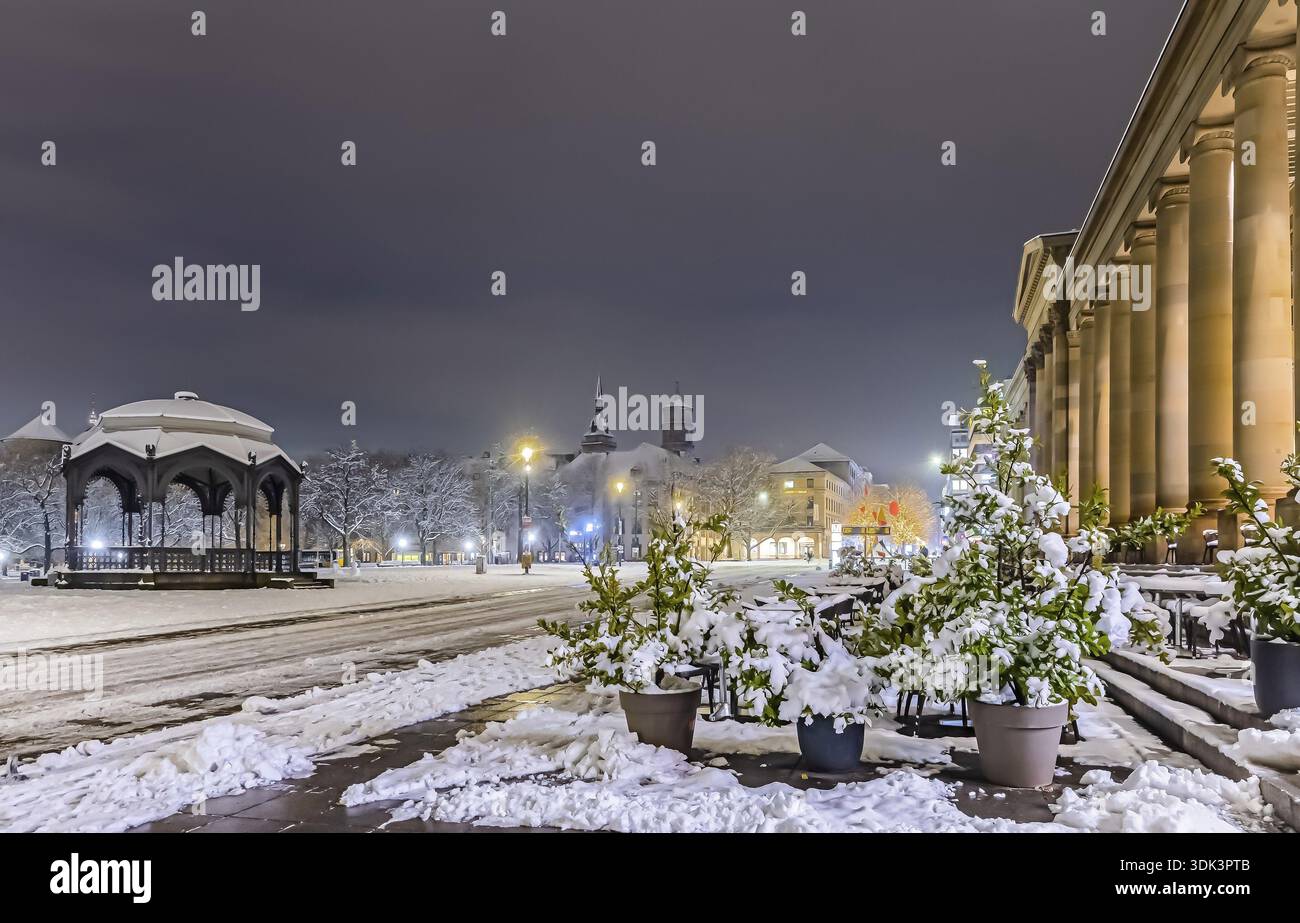 Hiver à Stuttgart. Il a neigé toute la nuit et la ville est blanche et hivernale tôt le matin. Place du Palais avec kiosque à musique et bâtiment royal. Stuttgart Banque D'Images