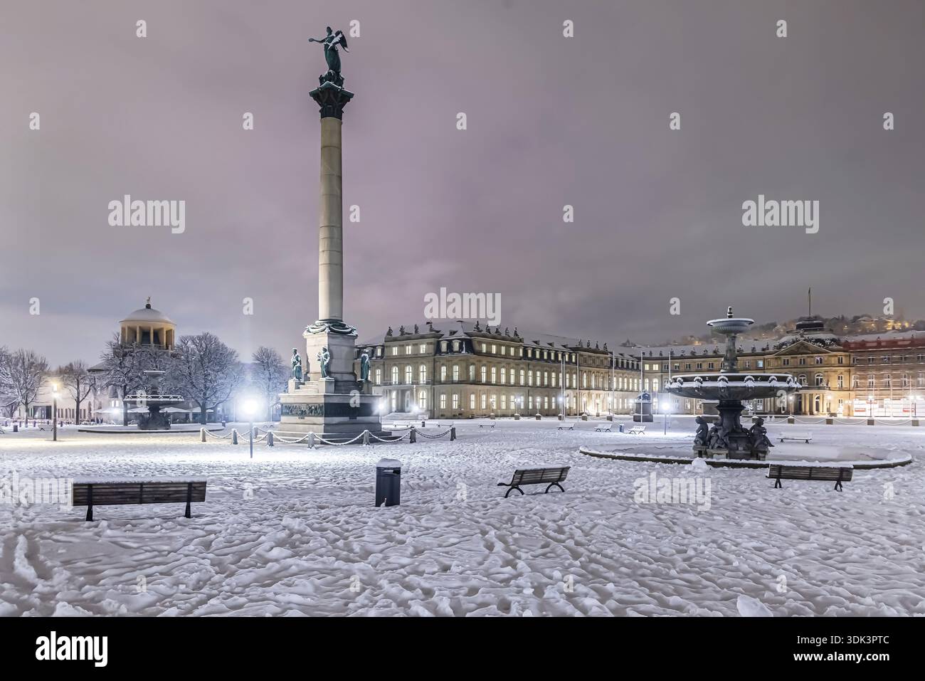 Hiver à Stuttgart. Il a neigé toute la nuit et la ville est blanche et hivernale tôt le matin. Schlossplatz avec New Castle. Stuttgart, Bade-Wuerttember Banque D'Images