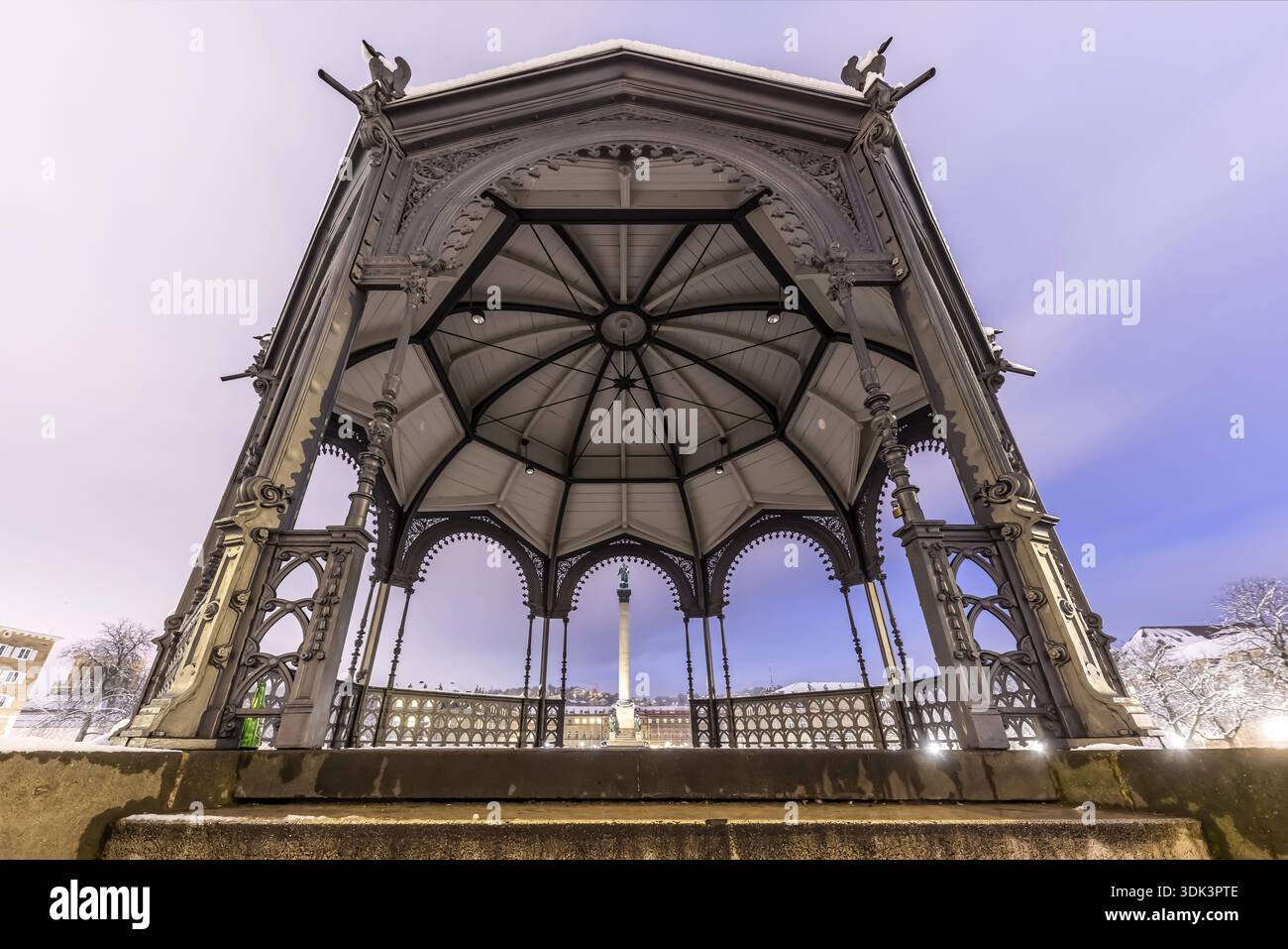 Hiver à Stuttgart. Il a neigé toute la nuit et la ville est blanche et hivernale tôt le matin. Vue sur Schlossplatz et le Nouveau Palais à travers le bandst Banque D'Images