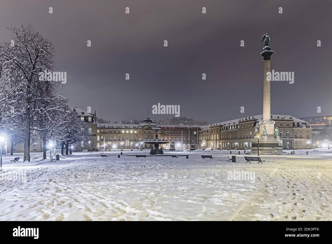 Hiver à Stuttgart. Il a neigé toute la nuit et la ville est blanche et hivernale tôt le matin. Schlossplatz avec colonne Jubilee et Nouveau château. Stuttgart Banque D'Images