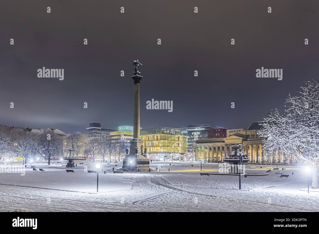 Hiver à Stuttgart. Il a neigé toute la nuit et la ville est blanche et hivernale tôt le matin. Place du Palais avec colonne du Jubilé et bâtiment royal. Stut Banque D'Images