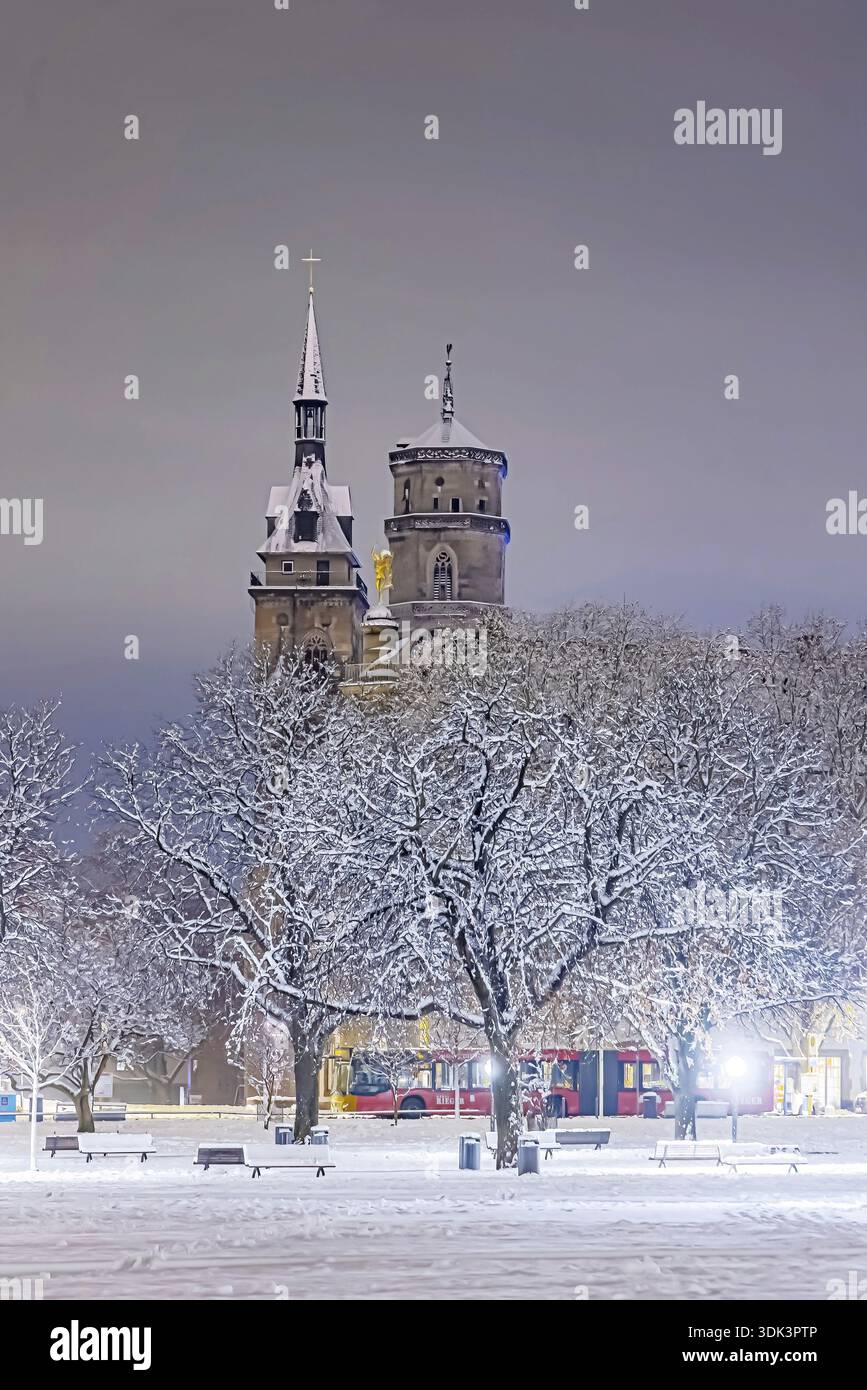 Hiver à Stuttgart. La ville est blanche hivernale tôt le matin. Place du château avec église collégiale. Stuttgart, Bade-Wuerttemberg, Allemagne Banque D'Images