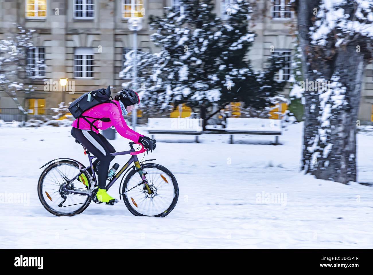 Hiver à Stuttgart. Il a neigé toute la nuit et la ville est blanche et hivernale tôt le matin. Cyclistes dans la neige dans le jardin du Palais inférieur. Stuttgart Banque D'Images