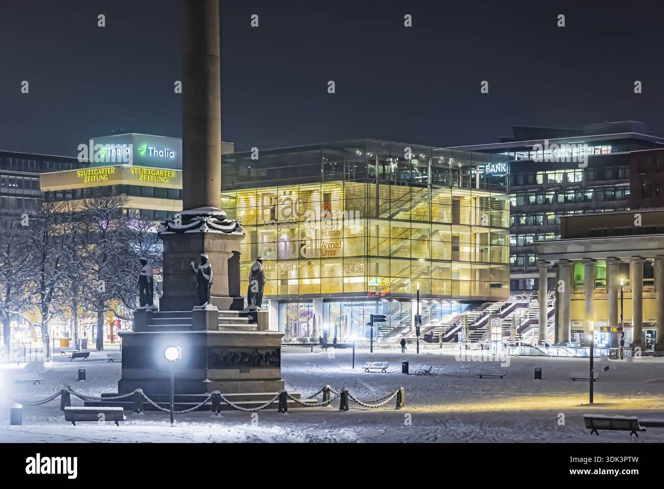 Hiver à Stuttgart. Il a neigé toute la nuit et la ville est blanche et hivernale tôt le matin. Place du Palais avec musée d'art. Stuttgart, Baden-Wuerttembe Banque D'Images