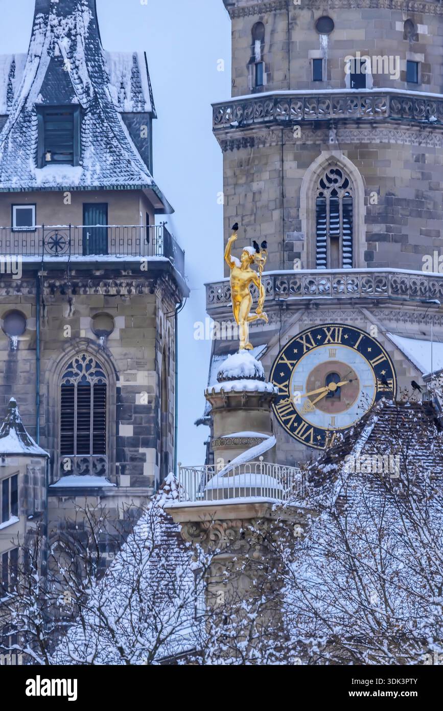 Hiver à Stuttgart. La ville est blanche hivernale tôt le matin. Collégiale avec la colonne de Mercure. Stuttgart, Bade-Wuerttemberg, Allemagne Banque D'Images