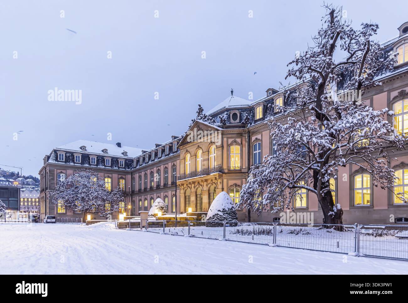 Nouveau château. Hiver à Stuttgart. La ville est blanche hivernale tôt le matin. Stuttgart, Bade-Wuerttemberg, Allemagne Banque D'Images