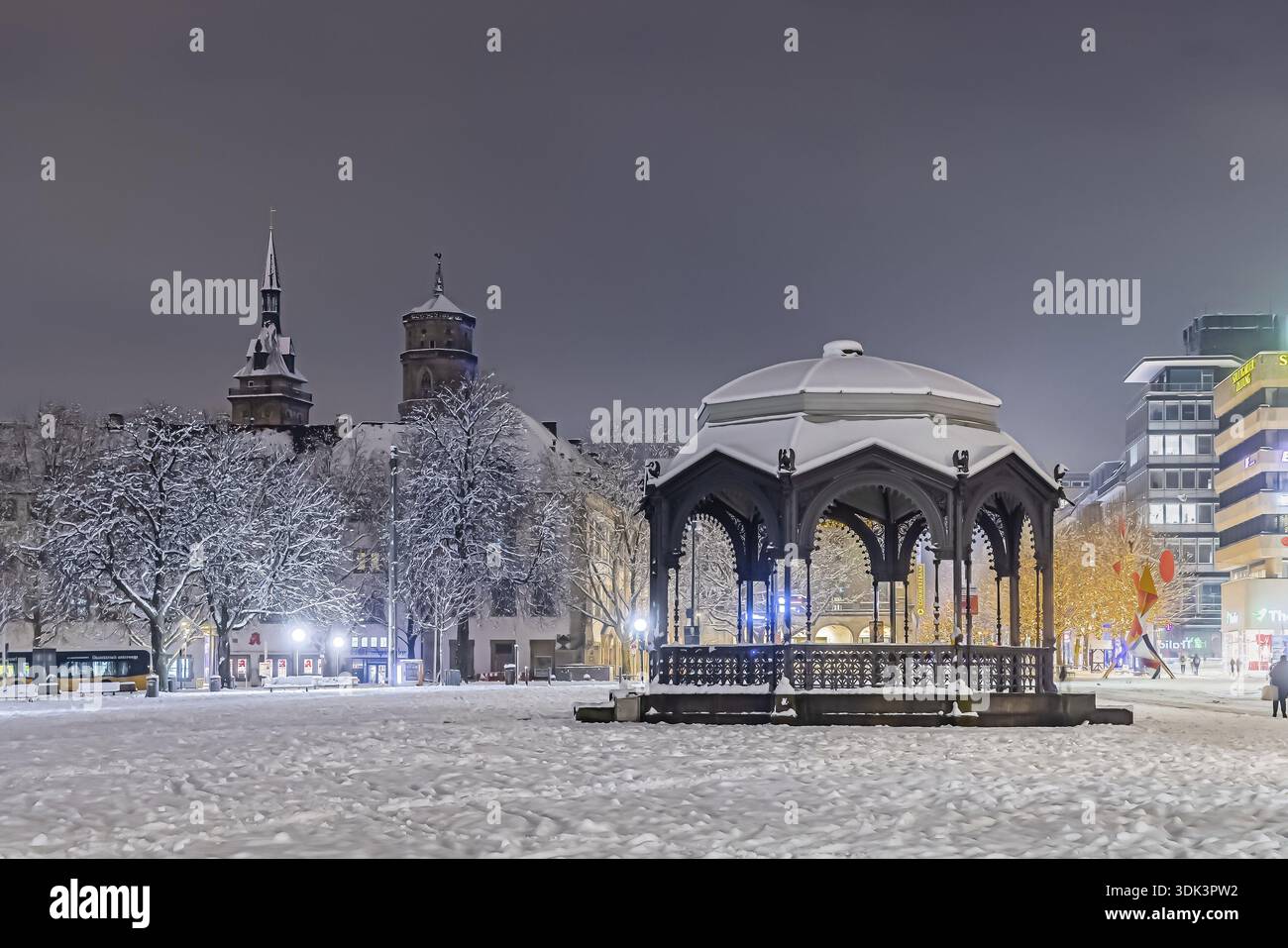 Hiver à Stuttgart. La ville est blanche hivernale tôt le matin. Place du Palais avec kiosque à musique et église collégiale. Stuttgart, Bade-Wuerttemberg Banque D'Images
