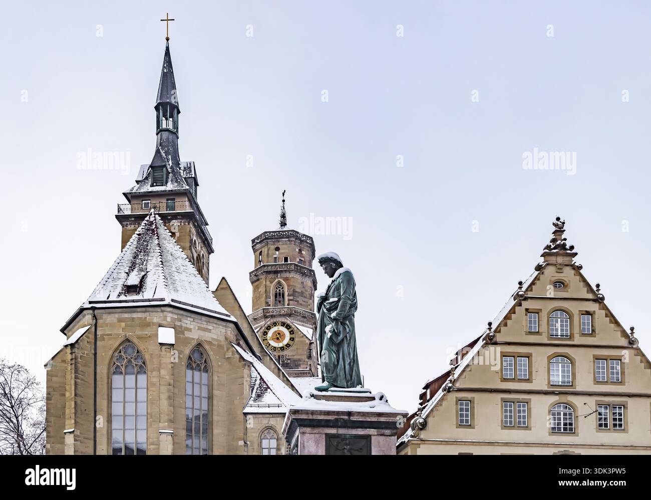 Hiver à Stuttgart. La ville est blanche hivernale tôt le matin. Schillerplatz avec église collégiale, boîte à fruits et monument Schiller. Stuttgart, Banque D'Images