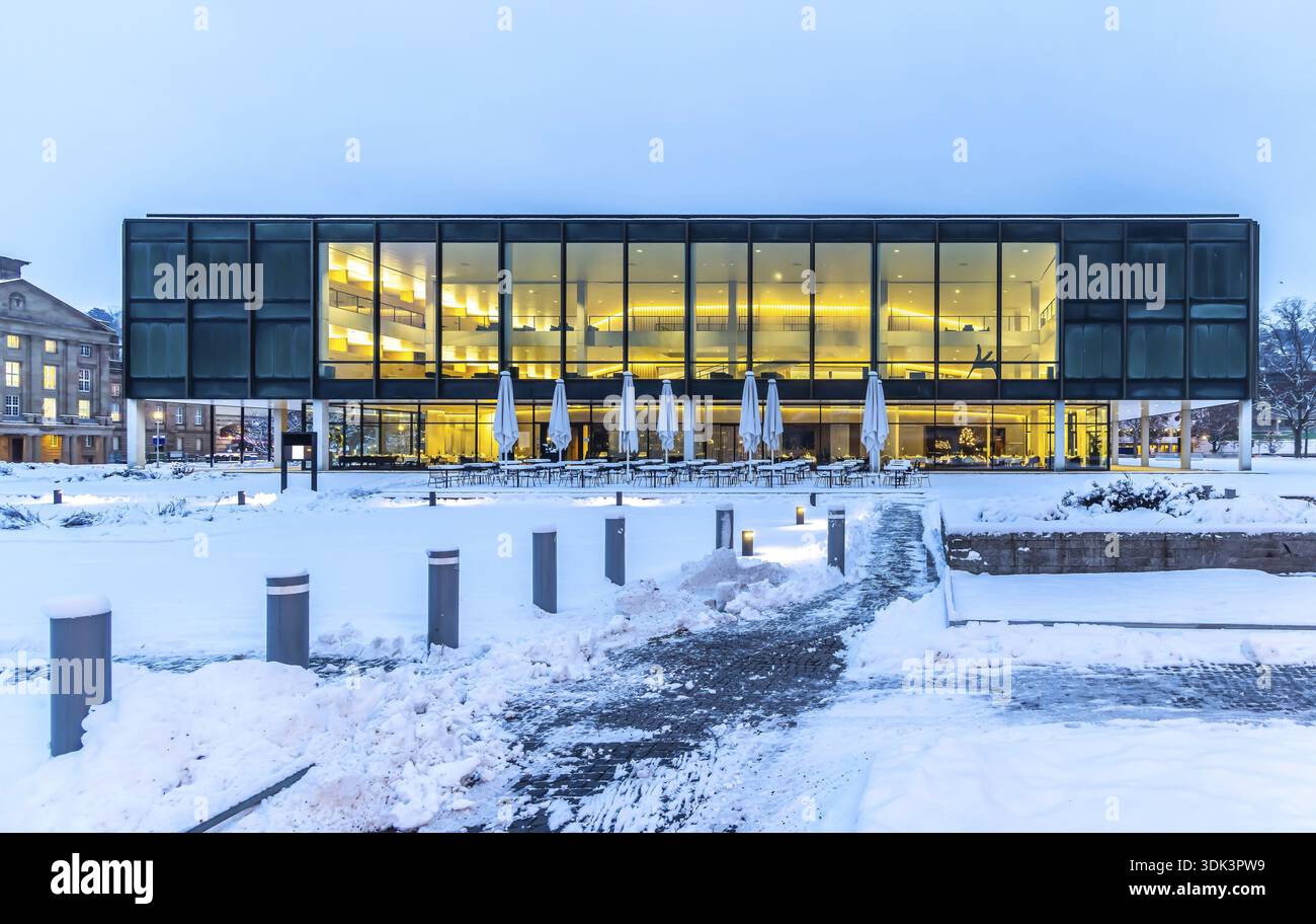 Vue extérieure du parlement de l'État. Hiver à Stuttgart. La ville est blanche hivernale tôt le matin. Stuttgart, Bade-Wuerttemberg, Ger Banque D'Images