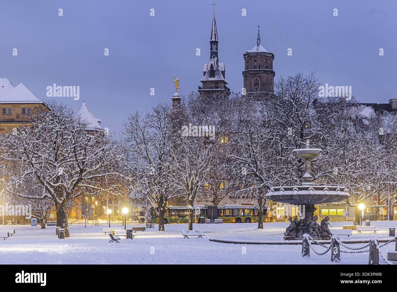 Hiver à Stuttgart. La ville est blanche hivernale tôt le matin. Place du château avec fontaine et église collégiale. Stuttgart, Bade-Wuertemberg, Banque D'Images
