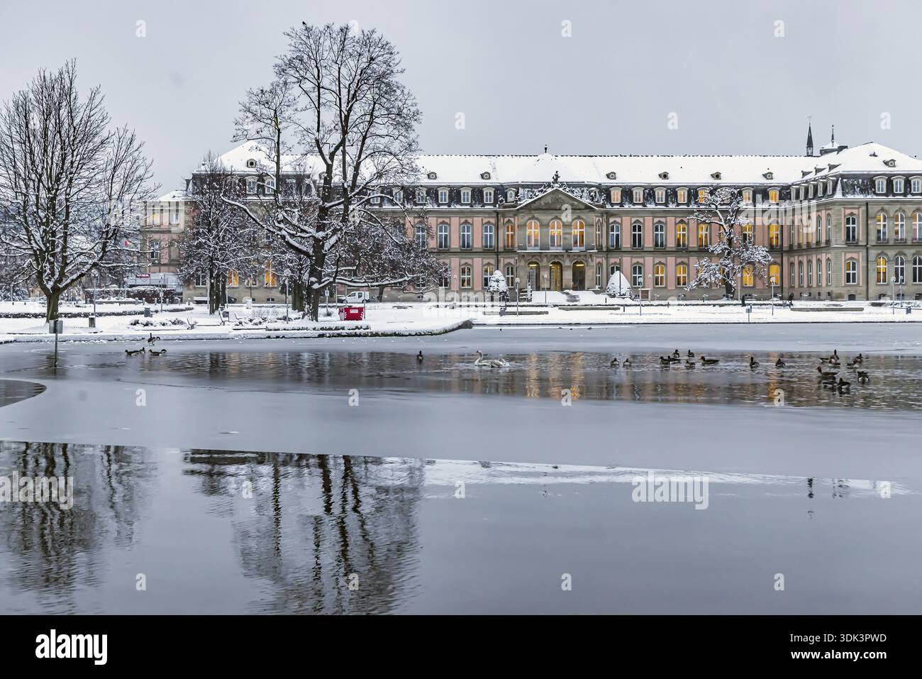 Nouveau château avec Eckensee. Hiver à Stuttgart. La ville est blanche hivernale tôt le matin. Stuttgart, Bade-Wuerttemberg, Allemagne Banque D'Images