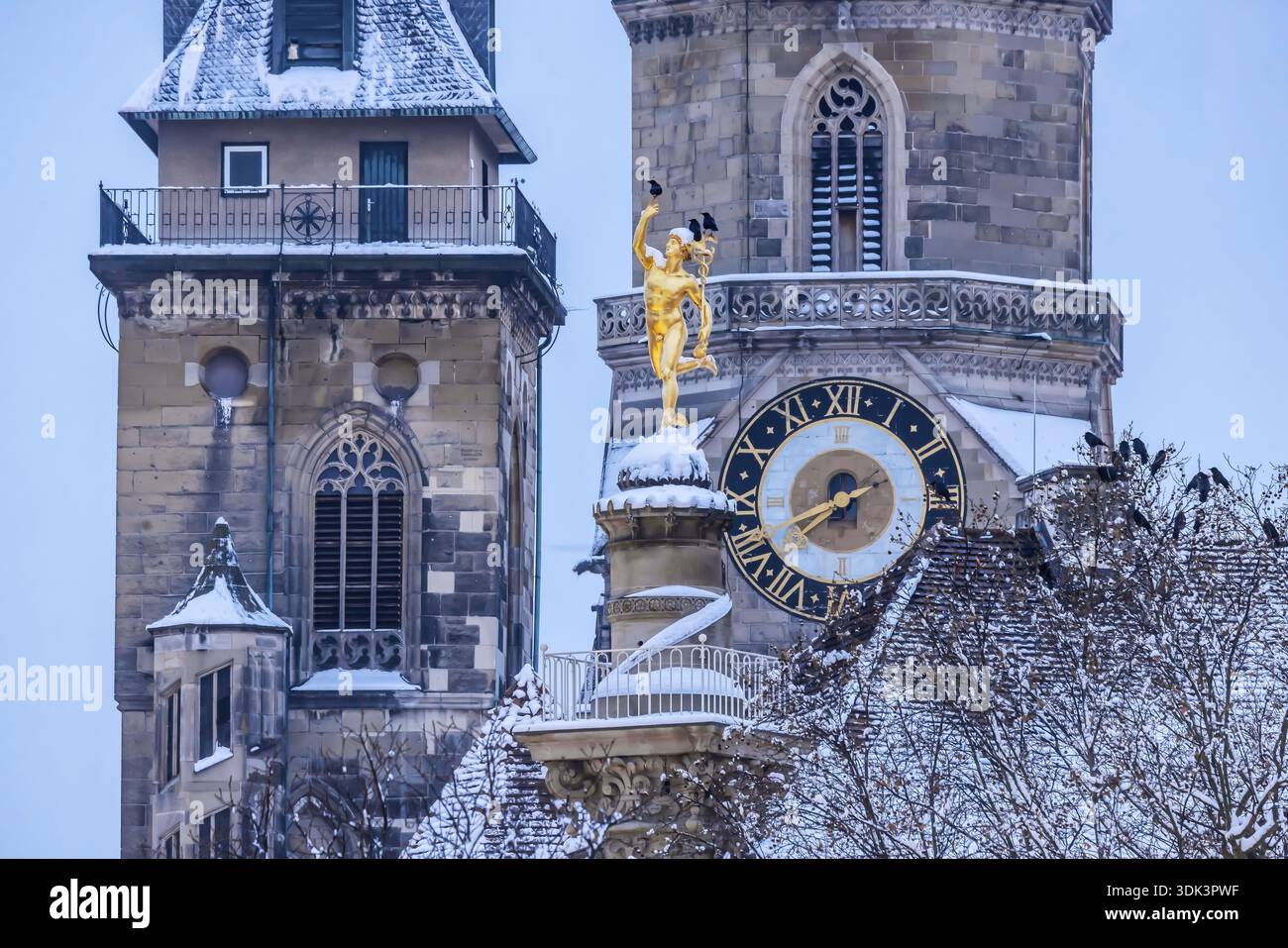 Hiver à Stuttgart. La ville est blanche hivernale tôt le matin. Collégiale avec la colonne de Mercure. Stuttgart, Bade-Wuerttemberg, Allemagne Banque D'Images