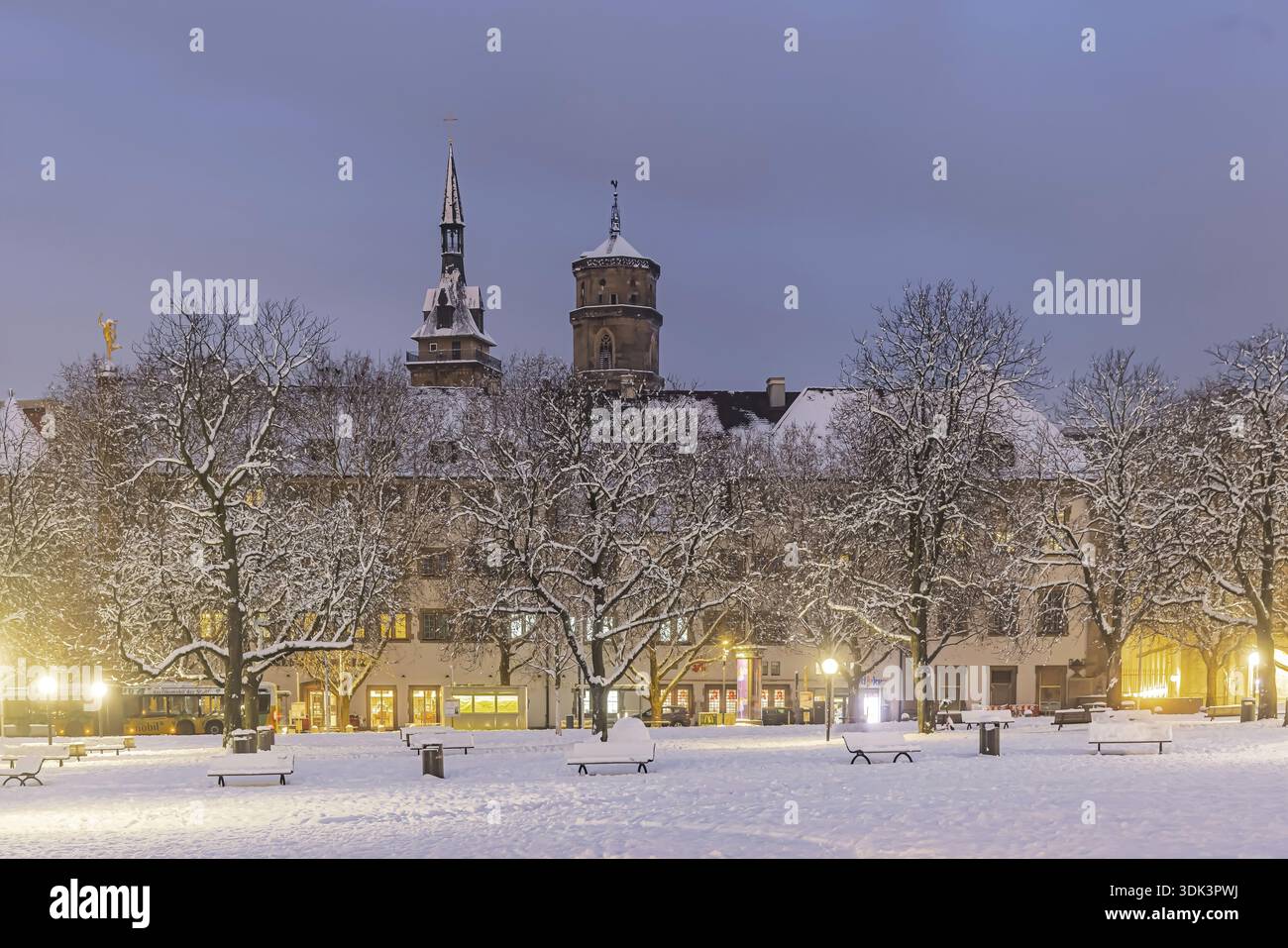 Hiver à Stuttgart. La ville est blanche hivernale tôt le matin. Place du château avec église collégiale. Stuttgart, Bade-Wuerttemberg, Allemagne Banque D'Images