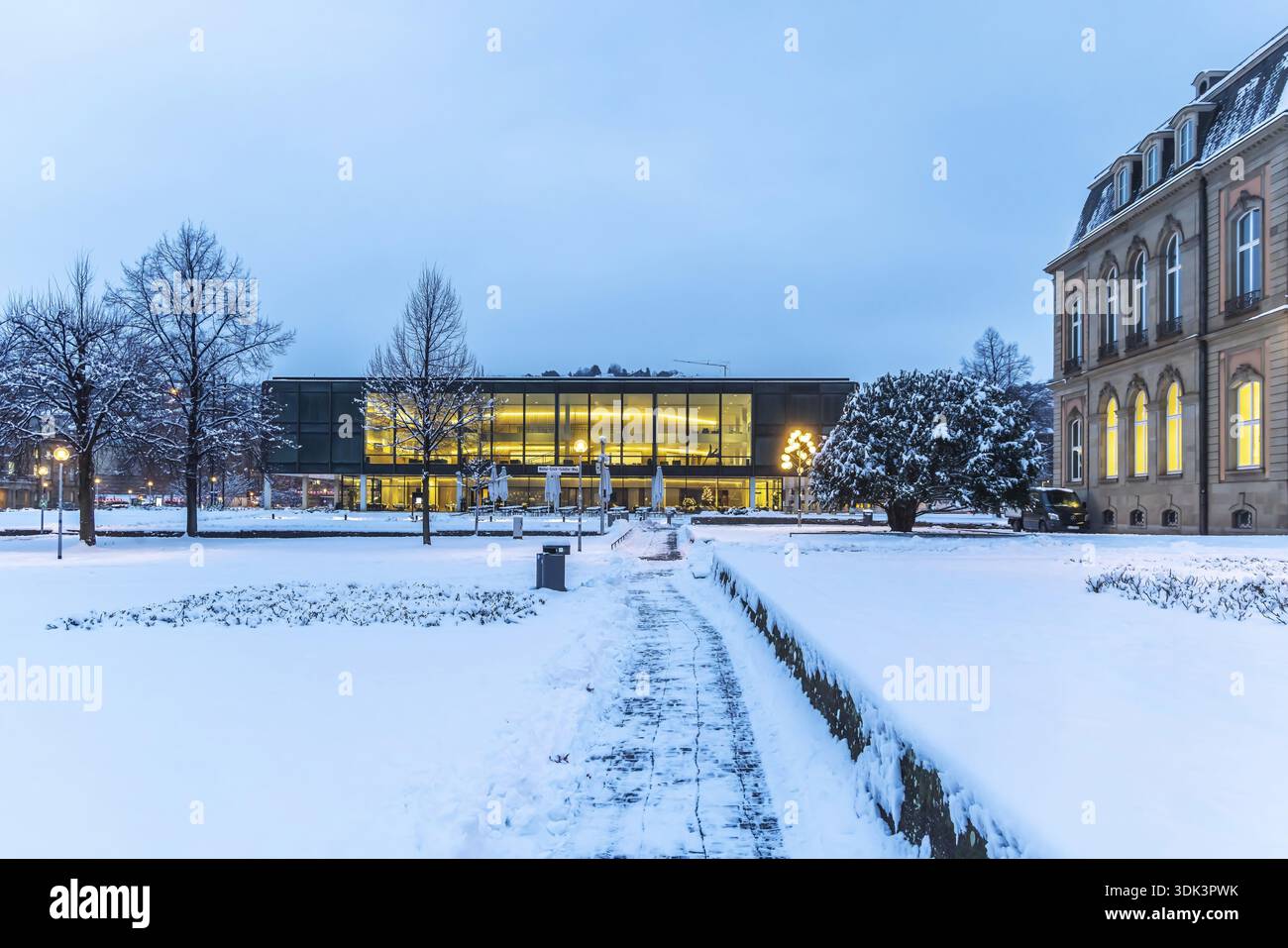 Vue extérieure du bâtiment du parlement de l'État, le Nouveau Palais sur la droite. Hiver à Stuttgart. La ville est blanche hivernale tôt le matin. Stutt Banque D'Images