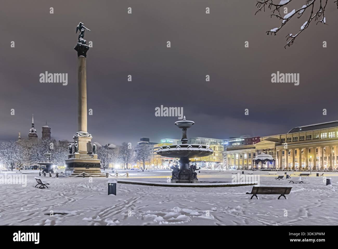 Hiver à Stuttgart. Il a neigé toute la nuit et la ville est blanche et hivernale tôt le matin. Place du Palais avec colonne anniversaire, bâtiment royal et Banque D'Images