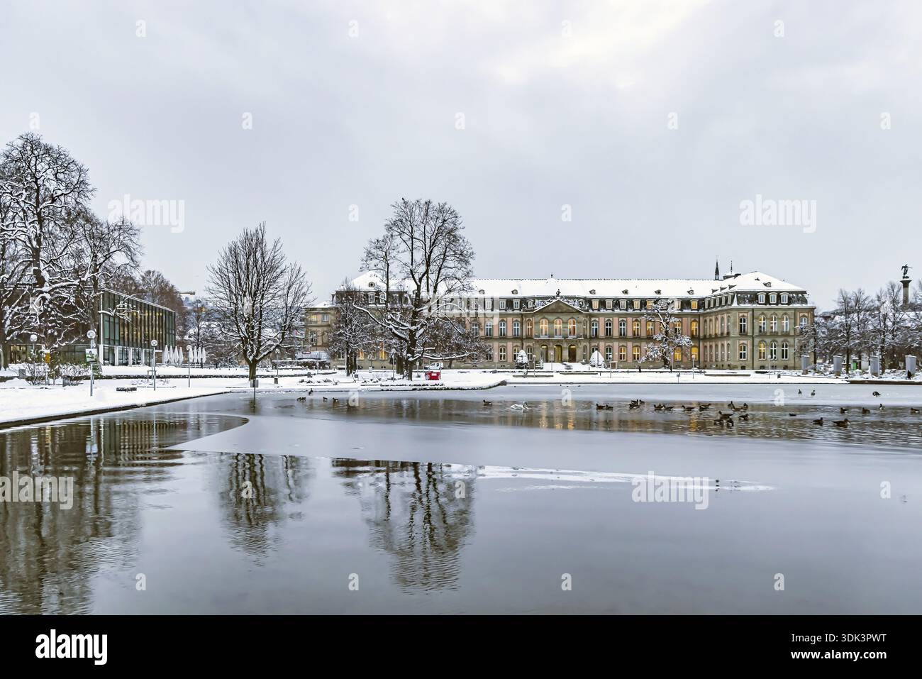 Hiver à Stuttgart. Il a neigé toute la nuit et la ville est blanche et hivernale tôt le matin. Nouveau château avec Eckensee. Stuttgart, Bade-Wuerttemberg, G. Banque D'Images