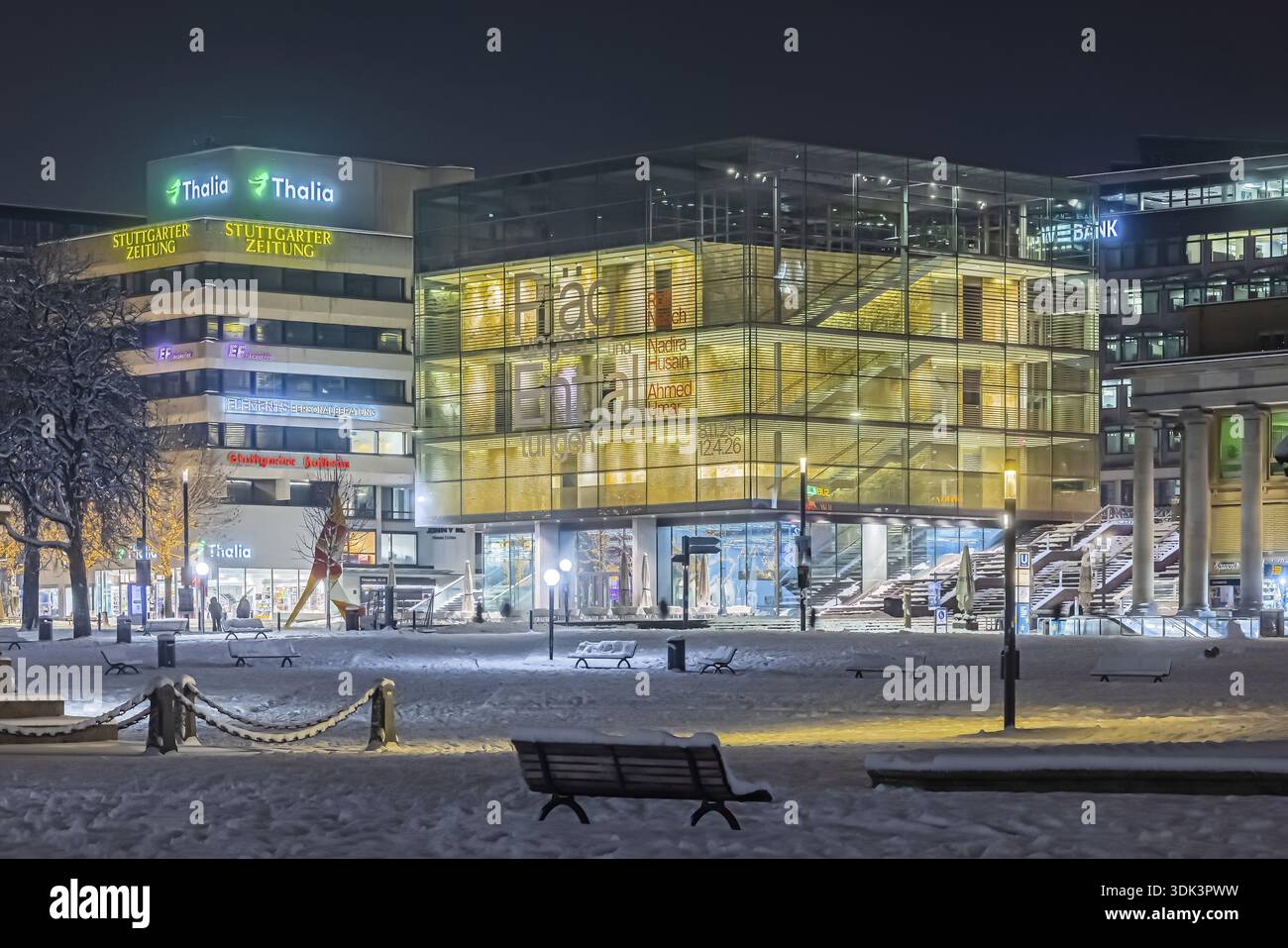 Hiver à Stuttgart. La ville est blanche hivernale tôt le matin. Place du Palais avec musée d'art. Stuttgart, Bade-Wuerttemberg, Allemagne Banque D'Images