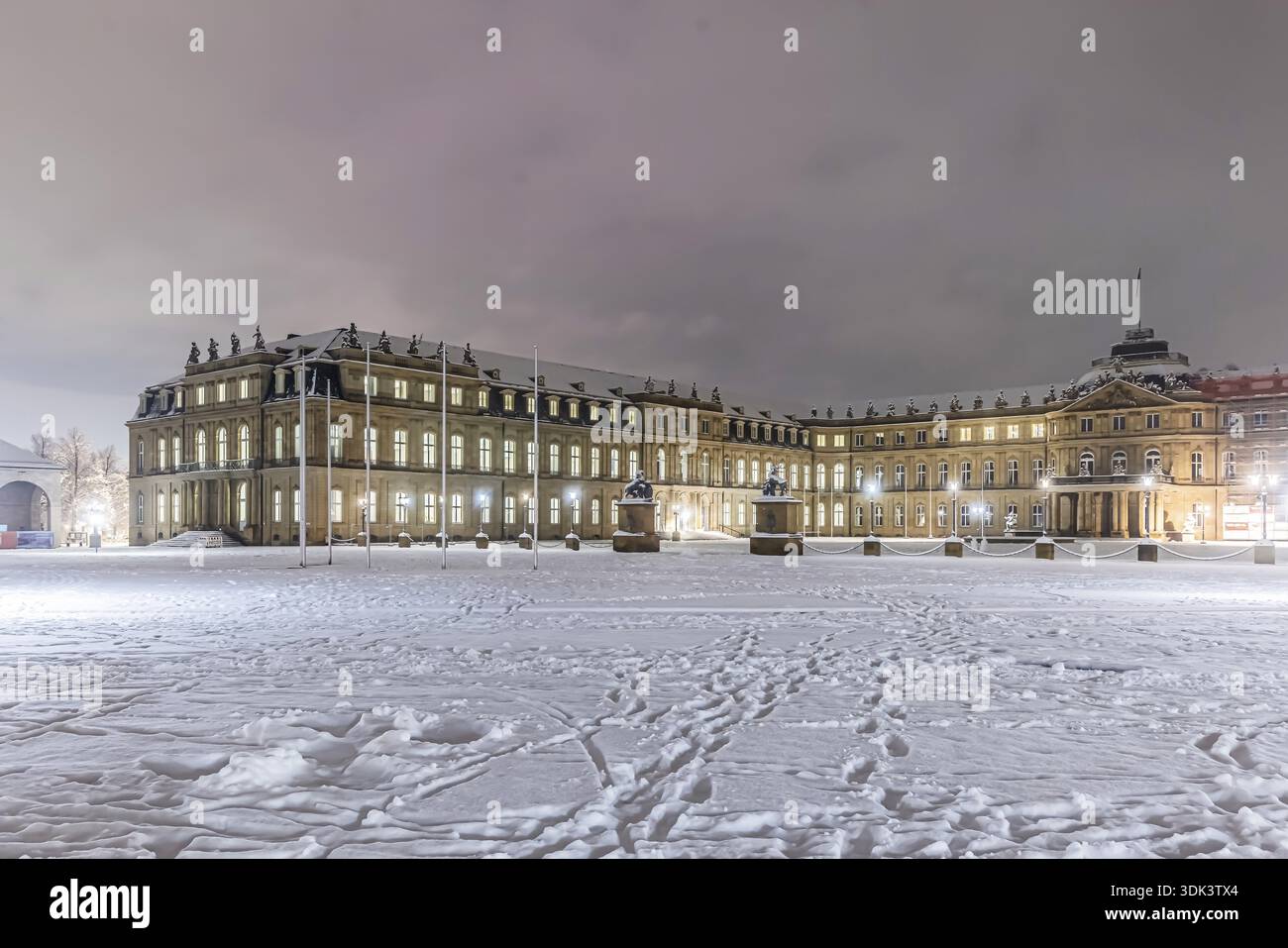 Nouveau château. Hiver à Stuttgart. La ville est blanche hivernale tôt le matin. Stuttgart, Bade-Wuerttemberg, Allemagne Banque D'Images