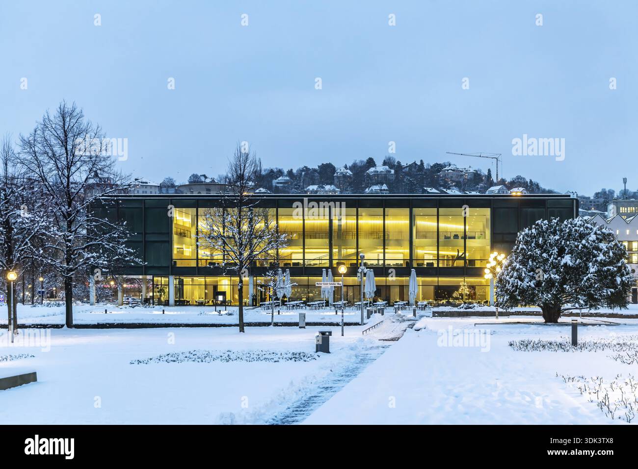 Vue extérieure du parlement de l'État. Hiver à Stuttgart. La ville est blanche hivernale tôt le matin. Stuttgart, Bade-Wuerttemberg, Ger Banque D'Images