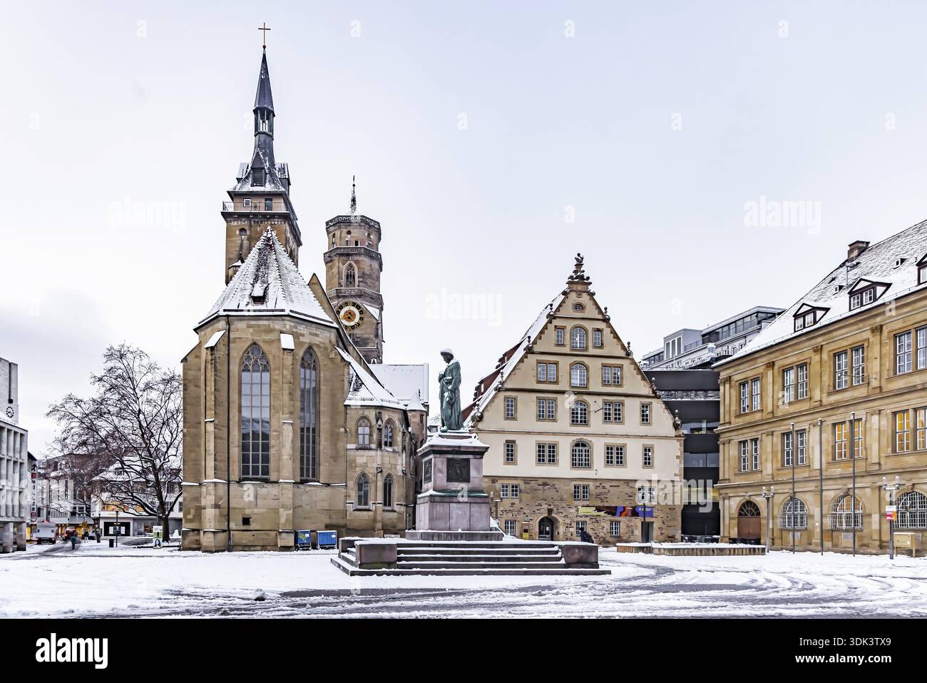 Hiver à Stuttgart. La ville est blanche hivernale tôt le matin. Schillerplatz avec église collégiale, boîte à fruits et monument Schiller. Stuttgart, Banque D'Images