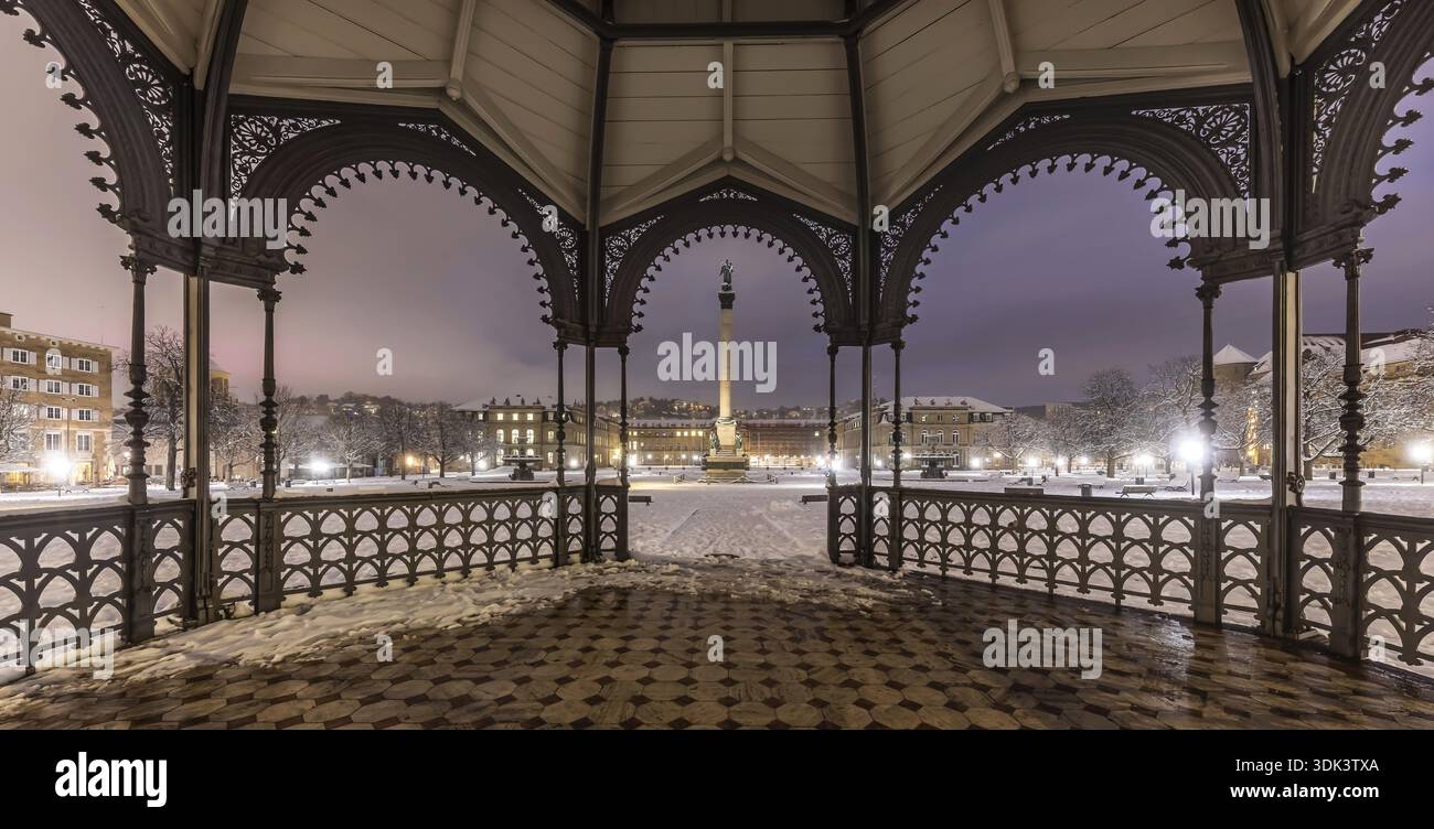 Hiver à Stuttgart. Il a neigé toute la nuit et la ville est blanche et hivernale tôt le matin. Vue sur Schlossplatz et le Nouveau Palais à travers le bandst Banque D'Images