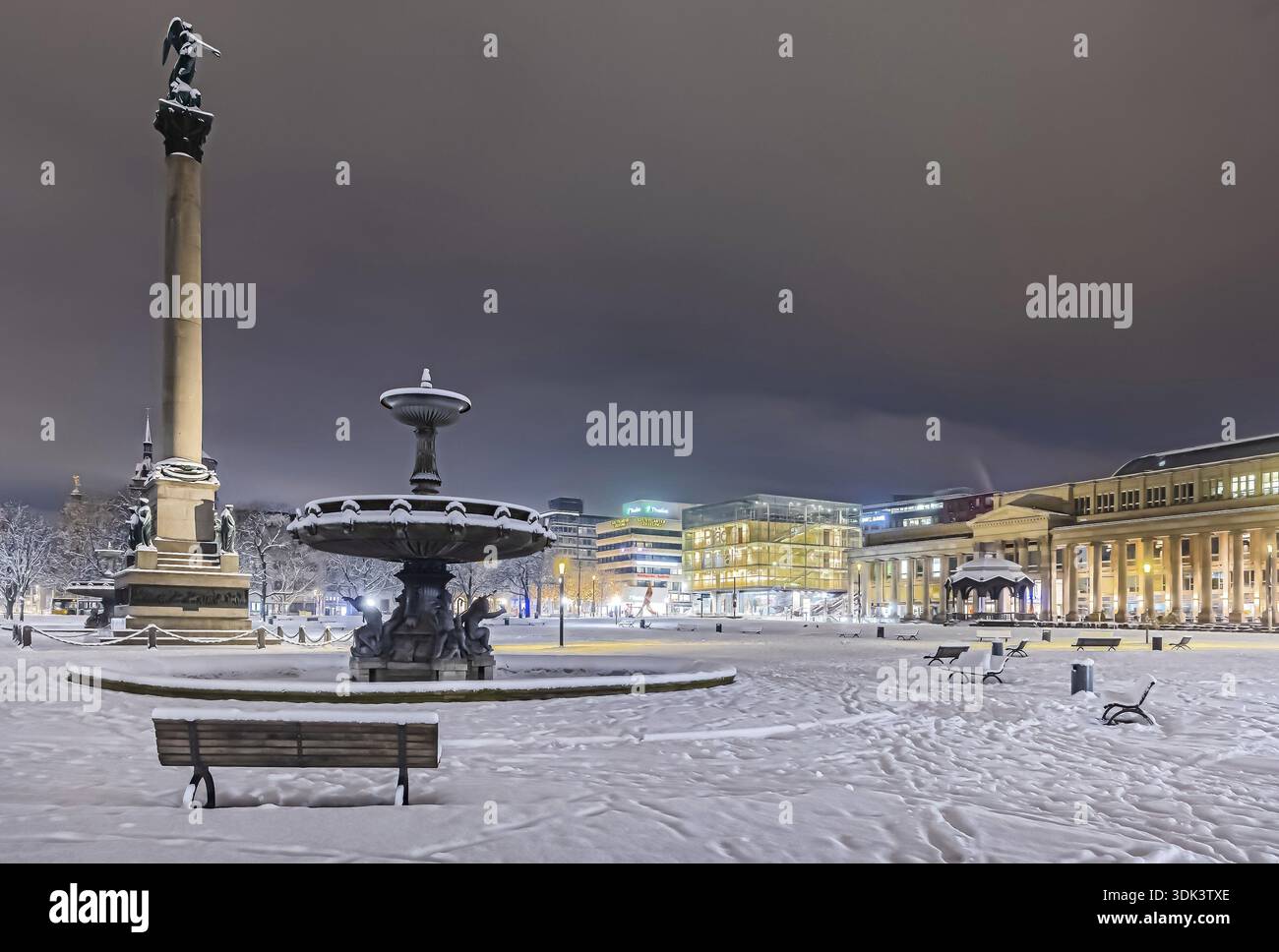 Hiver à Stuttgart. Il a neigé toute la nuit et la ville est blanche et hivernale tôt le matin. Place du Palais avec colonne anniversaire, bâtiment royal et Banque D'Images