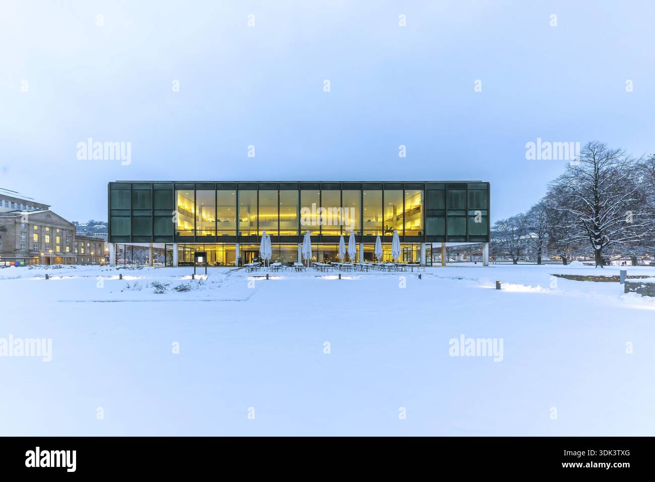 Vue extérieure du parlement de l'État. Hiver à Stuttgart. La ville est blanche hivernale tôt le matin. Stuttgart, Bade-Wuerttemberg, Ger Banque D'Images