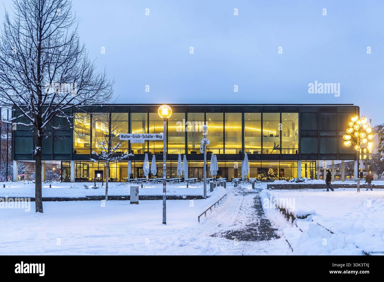 Vue extérieure du parlement de l'État. Hiver à Stuttgart. La ville est blanche hivernale tôt le matin. Stuttgart, Bade-Wuerttemberg, Ger Banque D'Images